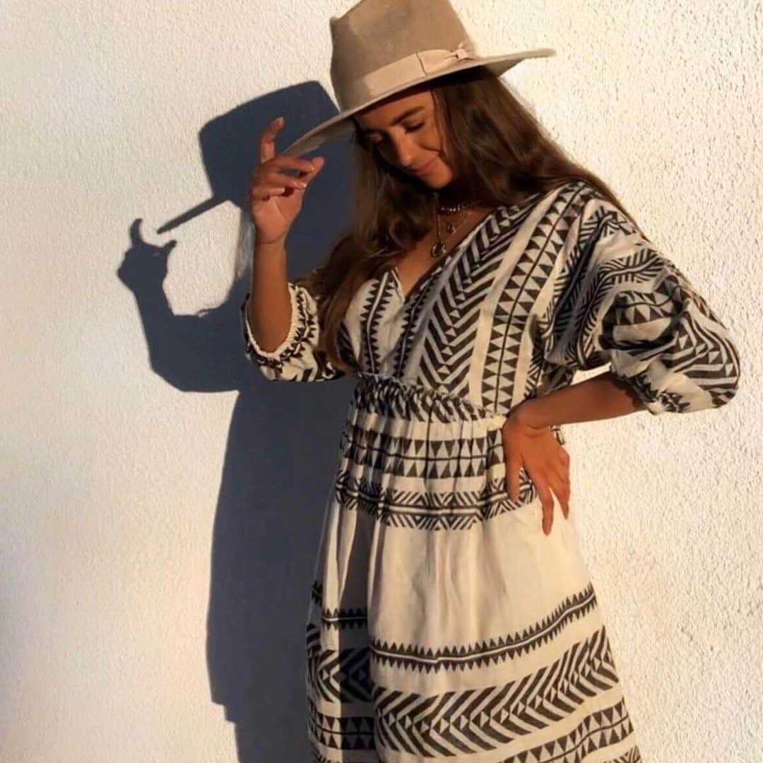 アクセサライズのインスタグラム：「A little bit sunny. A little bit cold. Meet your in-between weather match 💛   📷: @mary.milde  Tap the link in our bio to shop #Accessorize #Accessorizer」