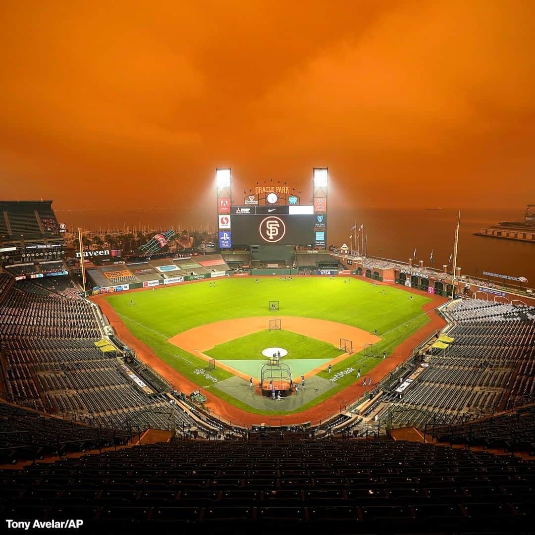 ABC Newsさんのインスタグラム写真 - (ABC NewsInstagram)「Smoke from wildfires obscured the sky over San Francisco's Oracle Park as the Seattle Mariners took batting practice prior to Wednesday night's game against the Giants.」9月10日 15時01分 - abcnews