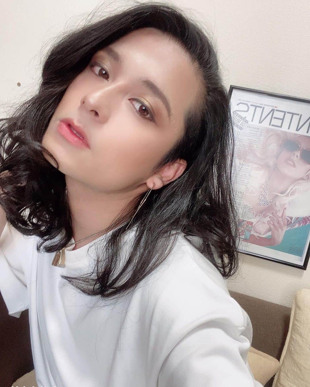 HIDEKiSMのインスタグラム：「今日も撮影🎥 もうずっとカメラに向かって喋ってるもんだから、そろそろカメラと恋が始まりそう❤️  …でも違うの。 本当は。 その先にいるあなたに向かって話してるの。  ってことはつまり。 あなたと恋愛始まるってこと？！  やっだ！ とりあえず… まずはご飯から…❤️  #写真を撮ってる私を撮ってる #自撮りしてる画ほど、悲しいものはない #けど載せちゃう #とりあえずサラワットはいれとく #enviigabriella #hidekism #gay #lgbt #highheel #heels #music #dance #fashion  #makeup #art #entertainment #オネエ #エンガブ #tokyo #japan  #ちなみにこの写真は前の撮影の時の」