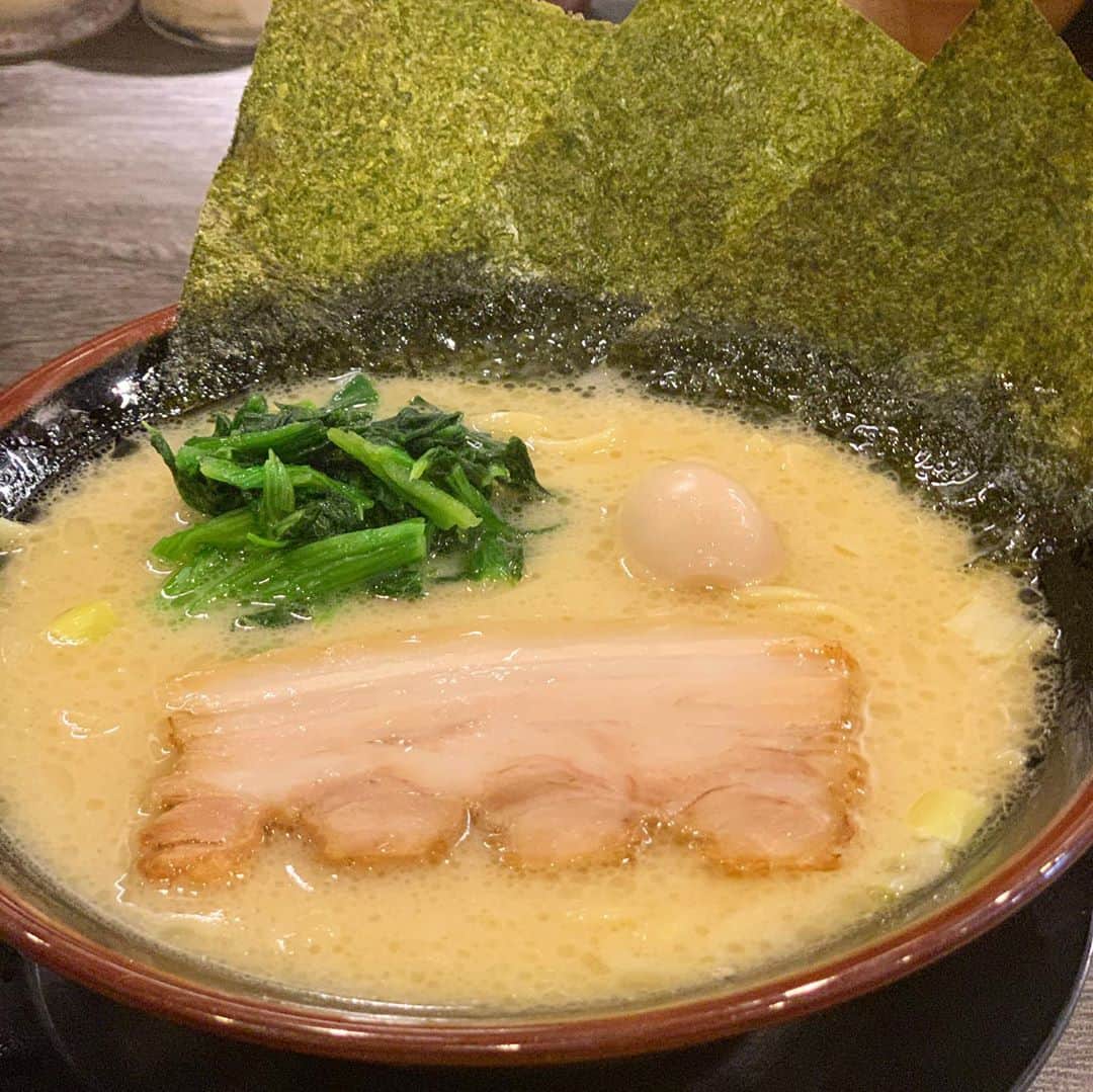金谷麻紀子 のインスタグラム：「🔻フォロー大歓迎💓🔻﻿ @makiko_kaneya﻿ ﻿ 「ちょー気持ちいい」﻿ （北島康介風）﻿ ﻿ と久しぶりに感じるラーメン屋さん﻿ に出会いました😋﻿ ﻿ 私が行ったのは、﻿ 横濱ラーメン金山家植田店。 @kanayama.ya ﻿ ﻿ 　﻿ ①わかりやすくて﻿ ②個人の好みに合わせられて﻿ ③商品への意気込み・楽しさ﻿が感じられて ﻿ ちょー気持ちいい✨✨（笑） 　﻿ ﻿ 他業態でチェーン展開している﻿ 名古屋の会社が経営しているようで、﻿ ラーメン店ながら、お客様視点が﻿ さすがだなと思います。 ﻿ ﻿ もちろんラーメンも美味しかったですよー💓﻿ ﻿ 　﻿ 📌——————————📌﻿ 　﻿ 【金谷とLINEで友だちになって﻿ 無料プレゼント🎁をゲットする方法】﻿ ﻿ 立地の悪い店舗にも関わらず、﻿ 売上10倍を達成した金谷が、﻿ 売上アップのためのノウハウの一部を﻿ プレゼントしています😊﻿ ﻿ ﻿ ①「効率的に集客できる﻿ SNSの選び方＆メディア活用法」（PDF）﻿ ﻿ ②「小さな飲食店のための、売上10倍チェックシート」（PDF）﻿ ﻿ ③上記２つの解説動画﻿ ﻿ ﻿ ▼プレゼントの受け取り方法▼﻿ ﻿ 👉金谷とLINEで友だちになる♪﻿ ↓﻿ @makiko_kaneya﻿ こちらからプロフィール欄のURLを﻿ クリック✨﻿ ﻿ ﻿ ※特典は期間限定ですので、﻿ この記事から時間が経つと﻿ 終了している場合があります。﻿ ご了承ください💦﻿ ﻿ または、LINEで﻿ @844pkpdm で検索すると﻿ 登録できます♪﻿ ﻿ ﻿ 🔻フォロー大歓迎💓🔻﻿ @makiko_kaneya」