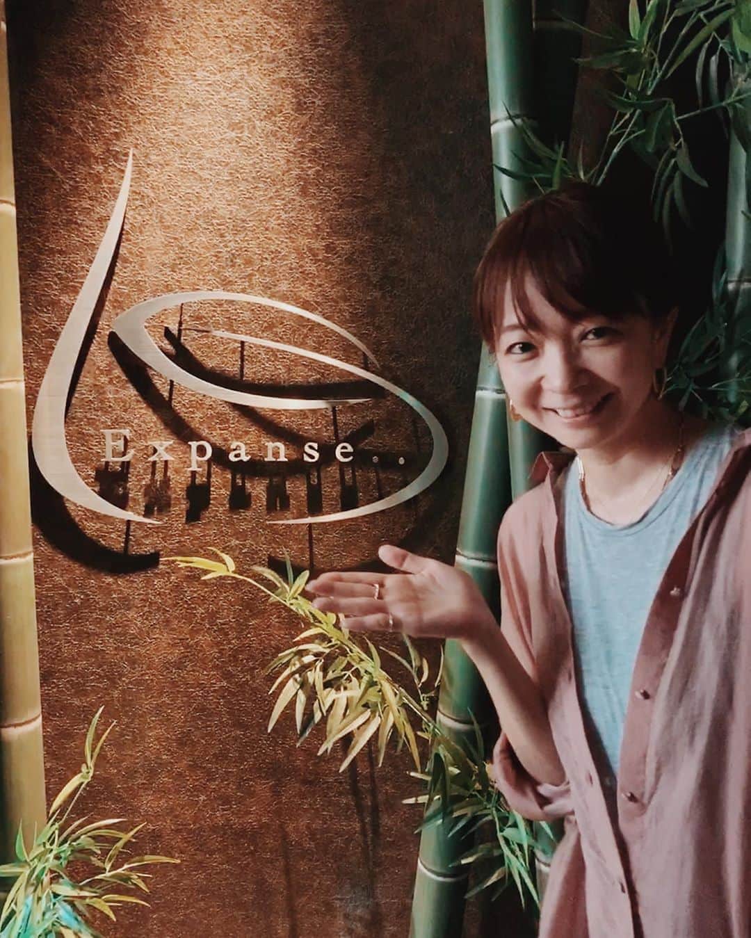 EMIのインスタグラム：「☆ @expanse.shinjuku で人生初のアーユルヴェーダオイルマッサージをしてもらいました✨ 全身オイルマッサージ＋シロダーラ(額にオイルを垂らし続けるやつです) 頭も身体もスッキリして最高に気持ち良かった〜☺️ 次はフェイシャルやりたい💕 新宿店でのみ私のインスタを見たと言えば10分延長サービスしてくれるそうです！ #山草茶 #美味しすぎて #即GET👍🏻✨」