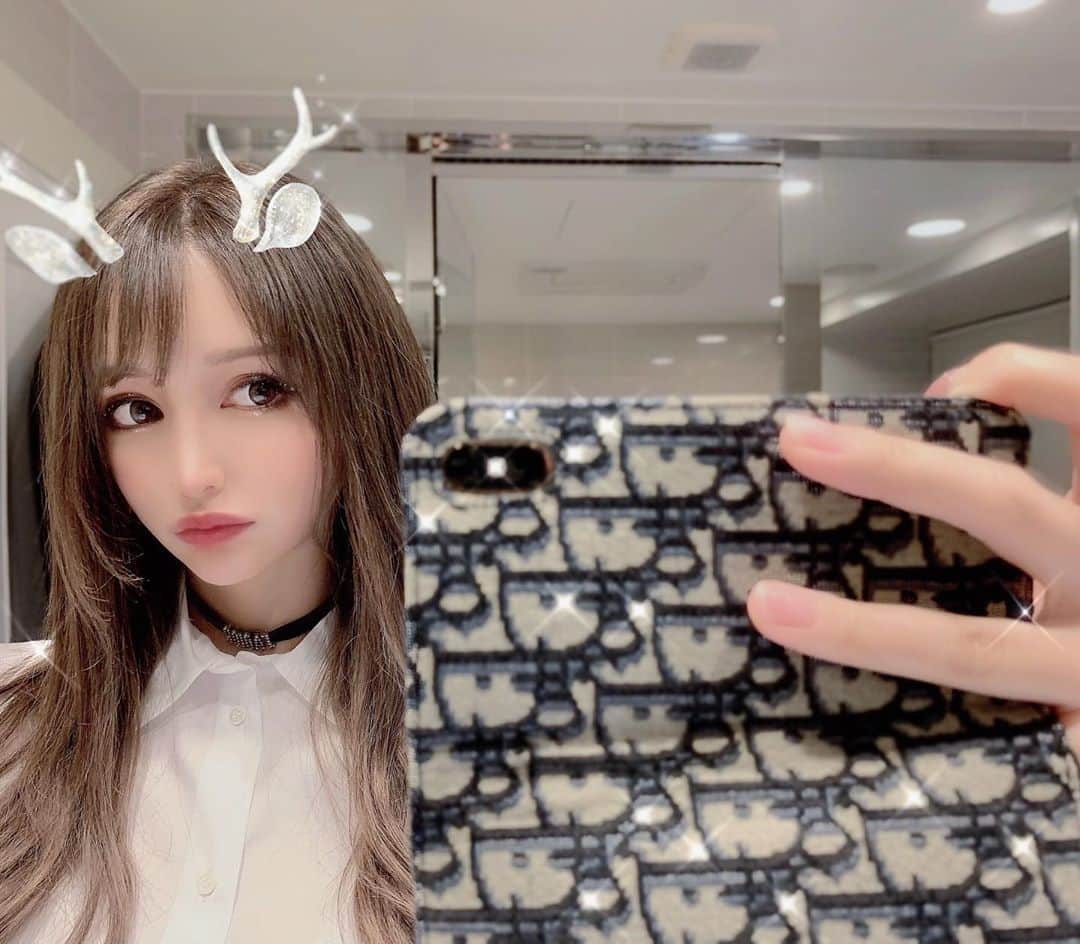 MIRIさんのインスタグラム写真 - (MIRIInstagram)「dior🤍  白シャツ着ると 男の子になった気分🕺  チョーカーかわゆ💕  #シャツ #全身Dior #dior  #jadior  #autumn  #お買い物 #チョーカー  #キラキラ  #白シャツ  #スカート #🛍  #skirt #underwear  #happy 💓 #楽しい #秋冬  #ファッション #ootd  #東京　 #写真 #自撮り #セルフィー  #instagram #myself  #fashion #shopping」9月10日 15時23分 - miri.o3