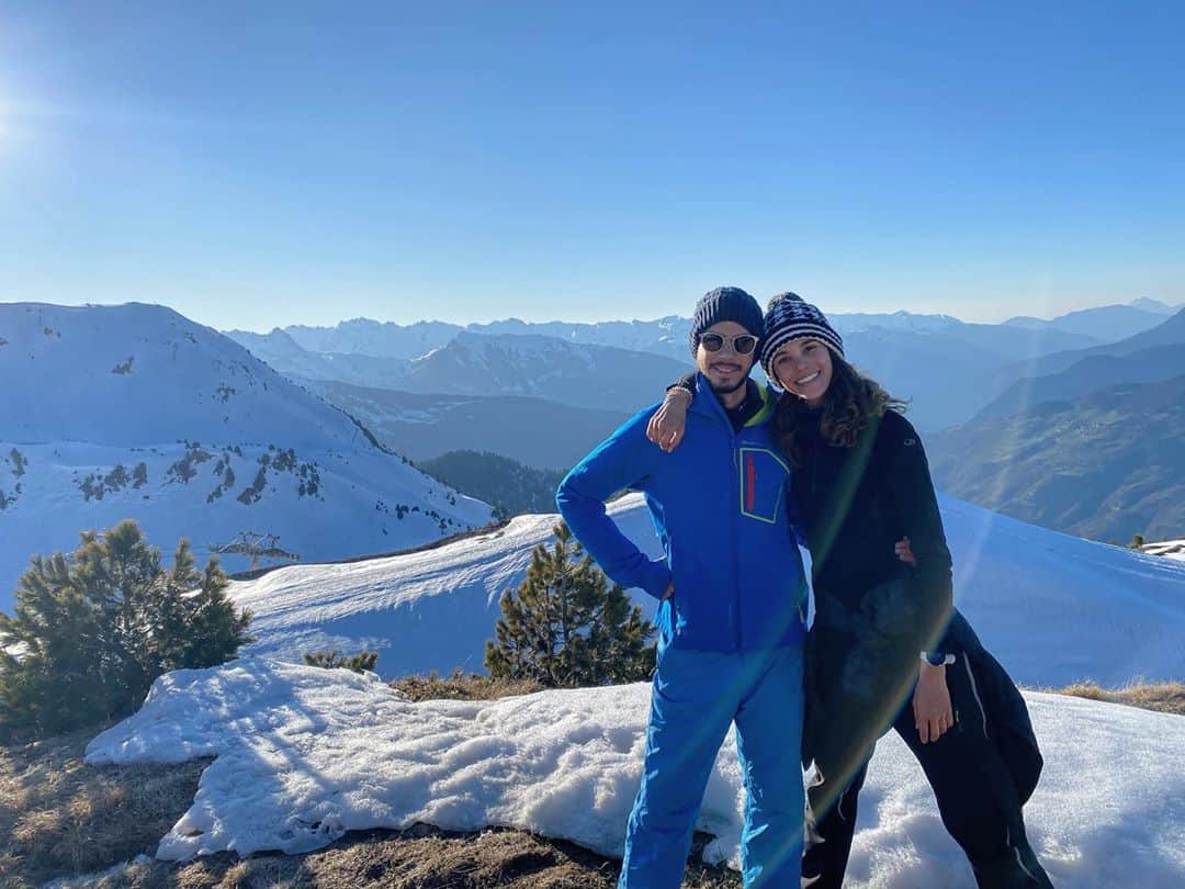 ポーリーヌ・オアロのインスタグラム：「Le plus bel anniversaire à mon gars sûr @valentin.hoa 🤍🎂  How I miss these few months up in the mountains !!」
