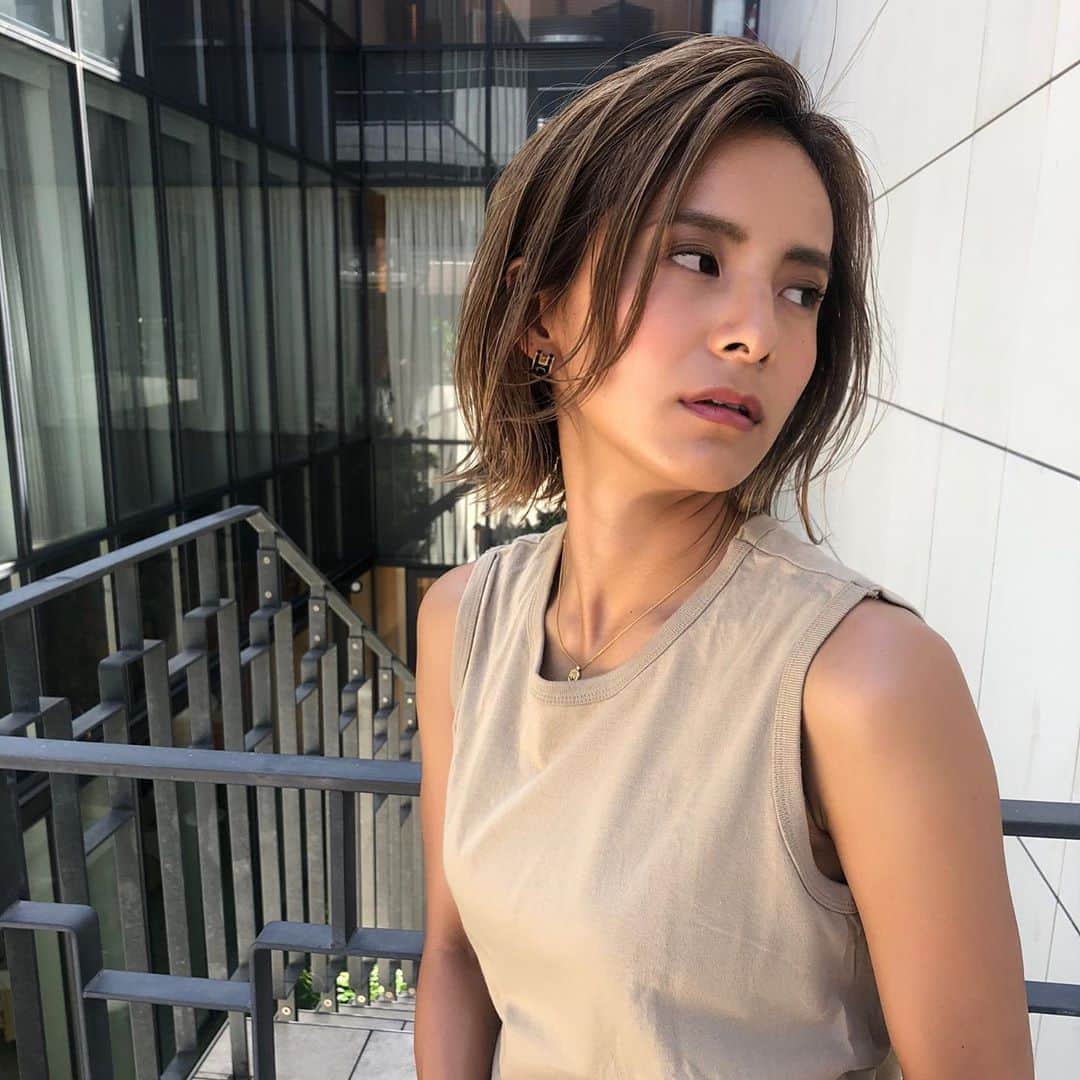 佐野千晃のインスタグラム：「髪の毛がちょいと伸びてきてギリギリ結べるぐらいになった🦱﻿ ﻿ ショートで行くかこのまま伸ばすか悩むぅ﻿ ﻿ 伸ばすとハイトーンで維持すんのが難しいしぃ﻿ ﻿ 短いとアレンジ少なめで寝癖が付きやすいしぃ﻿ ﻿ 悩む！﻿ ﻿ どっちが好みですか皆様！！！！﻿ ﻿ コメントで教えてくれると嬉しい！！！！﻿ ﻿ #shooting #shoot #camera #salon #work #model #撮影 #写真 #写りだけは良い #仕事 #好き #仕事依頼 #受付 #作品撮り #作品撮りモデル #モデル #サロンモデル #カメラマンさん募集」