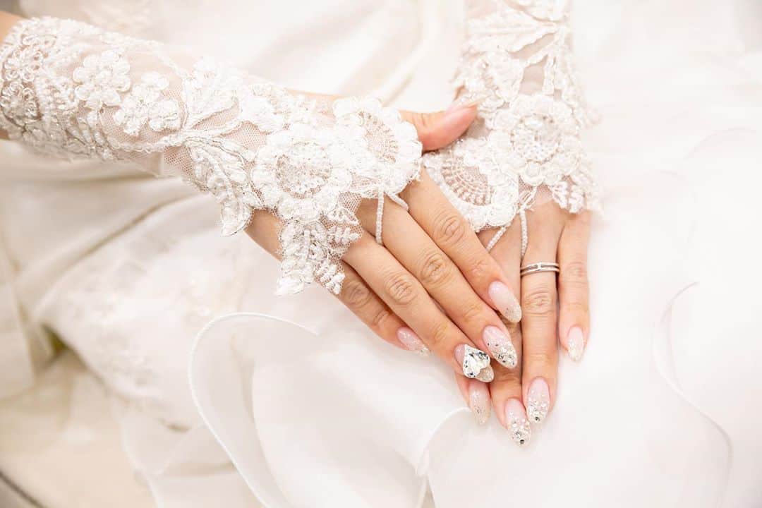 アルマリアンFUKUOKA　公式さんのインスタグラム写真 - (アルマリアンFUKUOKA　公式Instagram)「【 #ブライダルネイル 】保存版💅♡ ㅤㅤㅤㅤㅤㅤㅤㅤㅤㅤㅤㅤㅤ 今回は《 #ビジューネイル 》特集💎 ㅤㅤㅤㅤㅤㅤㅤㅤㅤㅤㅤㅤㅤ 一生に一度だからこそ 大きなビジューやスカルプを使って 手元まで輝きを…♡ ㅤㅤㅤㅤㅤㅤㅤㅤㅤㅤㅤㅤㅤ 　　ㅤㅤㅤㅤㅤㅤㅤㅤㅤㅤㅤㅤ …━━━━━━━━━━… ㅤㅤㅤㅤㅤㅤㅤㅤㅤㅤㅤㅤㅤ 　ブライダルフェアまたは 　オンライン相談会のご予約は 　プロフィールのURLより 　お待ちしております…♡ ㅤㅤㅤㅤㅤㅤㅤㅤㅤㅤㅤㅤㅤ …━━━━━━━━━━…  ㅤㅤㅤㅤㅤㅤㅤㅤㅤㅤㅤㅤㅤㅤㅤㅤㅤㅤㅤㅤㅤㅤㅤㅤㅤㅤ #almalienfukuoka  #アルマリアン福岡 #ウェディング  #ブライダルフェア #令和婚 #結婚式決行 #ウェディング準備 #絆wedding #プレ花嫁さんと繋がりたい  #福岡花嫁 #marry花嫁 #エスクリ #アルマリ花嫁 #ジェルネイル  #ブライダルネイルデザイン  #結婚指輪 #天神ネイルサロン  #福岡 #天神 #負けるなちーむ2020 #婚約 #入籍 #式場見学 #披露宴 #marryxoxo #みんなのウェディング　 #ネイルデザイン #マイナビウェディング」9月10日 15時26分 - almalien_fukuoka