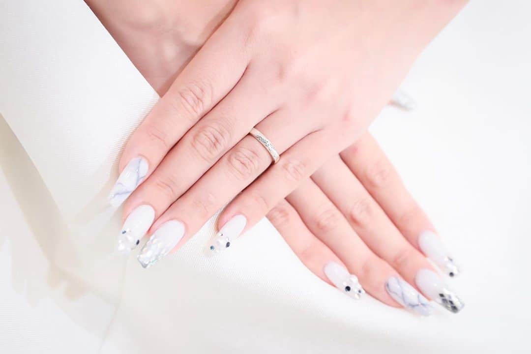アルマリアンFUKUOKA　公式さんのインスタグラム写真 - (アルマリアンFUKUOKA　公式Instagram)「【 #ブライダルネイル 】保存版💅♡ ㅤㅤㅤㅤㅤㅤㅤㅤㅤㅤㅤㅤㅤ 今回は《 #ビジューネイル 》特集💎 ㅤㅤㅤㅤㅤㅤㅤㅤㅤㅤㅤㅤㅤ 一生に一度だからこそ 大きなビジューやスカルプを使って 手元まで輝きを…♡ ㅤㅤㅤㅤㅤㅤㅤㅤㅤㅤㅤㅤㅤ 　　ㅤㅤㅤㅤㅤㅤㅤㅤㅤㅤㅤㅤ …━━━━━━━━━━… ㅤㅤㅤㅤㅤㅤㅤㅤㅤㅤㅤㅤㅤ 　ブライダルフェアまたは 　オンライン相談会のご予約は 　プロフィールのURLより 　お待ちしております…♡ ㅤㅤㅤㅤㅤㅤㅤㅤㅤㅤㅤㅤㅤ …━━━━━━━━━━…  ㅤㅤㅤㅤㅤㅤㅤㅤㅤㅤㅤㅤㅤㅤㅤㅤㅤㅤㅤㅤㅤㅤㅤㅤㅤㅤ #almalienfukuoka  #アルマリアン福岡 #ウェディング  #ブライダルフェア #令和婚 #結婚式決行 #ウェディング準備 #絆wedding #プレ花嫁さんと繋がりたい  #福岡花嫁 #marry花嫁 #エスクリ #アルマリ花嫁 #ジェルネイル  #ブライダルネイルデザイン  #結婚指輪 #天神ネイルサロン  #福岡 #天神 #負けるなちーむ2020 #婚約 #入籍 #式場見学 #披露宴 #marryxoxo #みんなのウェディング　 #ネイルデザイン #マイナビウェディング」9月10日 15時26分 - almalien_fukuoka