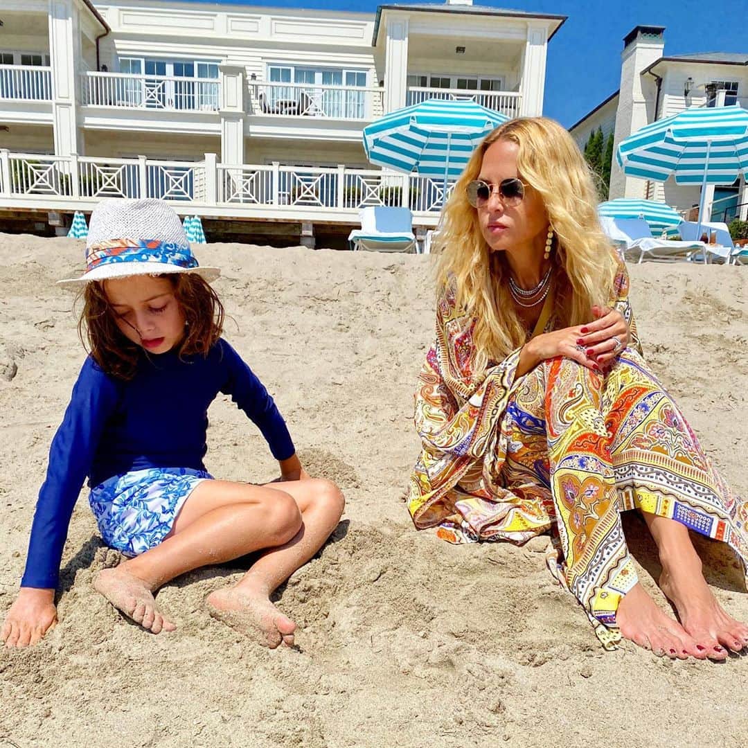 レイチェル・ゾーのインスタグラム：「Beach conversations are the best kind ❤️ #boymom #justus #nosecrets XoRZ」