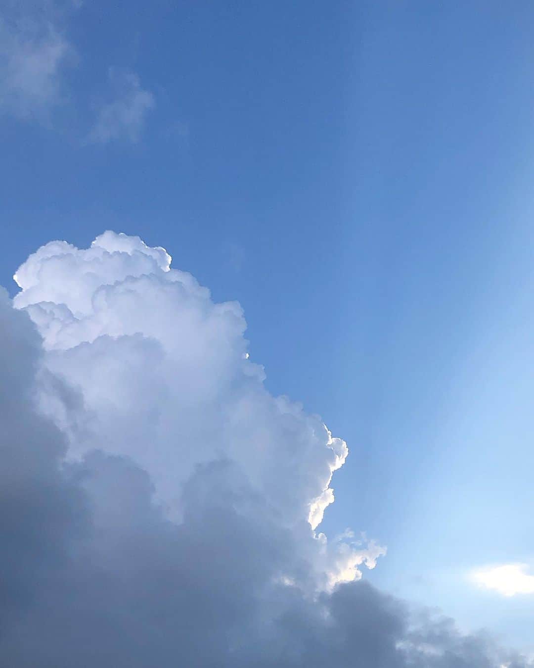 渡邉真梨奈さんのインスタグラム写真 - (渡邉真梨奈Instagram)「. 🖤🤍 ⇨ 🌈 Black and white ⇨ color   #sky  #空を見上げるのが好き」9月10日 15時41分 - b_e_n_a_92