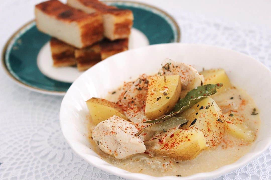 スミレのインスタグラム：「. 米粉のスティックブレッドがほわんほわんに焼けました🌞 チーズケーキだよって誰かを騙せそうな見た目してますね . . 運動も楽器演奏もブランク空きすぎて特技と言えなくなった事に気づき、先月から新たな挑戦を始めました！ . 過去の特技で言うなら、ダンスまたやりたいなあ💃🏼(ずっと言ってる) . . . . #おうちごはん#おうちカフェ#おうち時間#おうちごはんlover#てづくりごはん365#料理#大学生#朝ごはん#朝ごパン#手作りパン#米粉パン#グルテンフリー#健康#一眼レフ#foodstagram#instafood#l4l#bread」