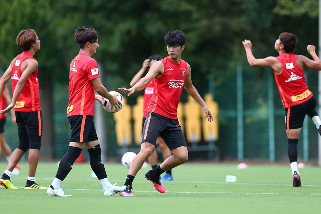 浦和レッドダイヤモンズさんのインスタグラム写真 - (浦和レッドダイヤモンズInstagram)「10日、大原サッカー場でのトレーニング。 #岩波拓也 #武富孝介 #山中亮輔 #武田英寿 #関根貴大 #橋岡大樹 #エヴェルトン #レオナルド #西川周作 #長澤和輝 #武藤雄樹 #汰木康也 #マルティノス #鈴木彩艶 #POLUS #三菱ケミカル #nike #auカブコム証券 #三菱重工 #三菱自動車 #トーシンパートナーズ #DHL #文化シヤッター #ピーエス三菱」9月10日 15時43分 - urawaredsofficial