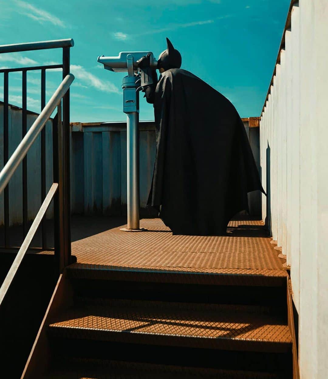 WATCHMANIAさんのインスタグラム写真 - (WATCHMANIAInstagram)「“Daily Bat”  Trapped in his everyday commitment to justice, Bat also needs time between that, even if it’s only for a short time. Just to have the feeling of a normal life next to his work, which takes him completely – just be human.  @sebastianmagnani 📸 #batman」9月10日 15時45分 - watchmania