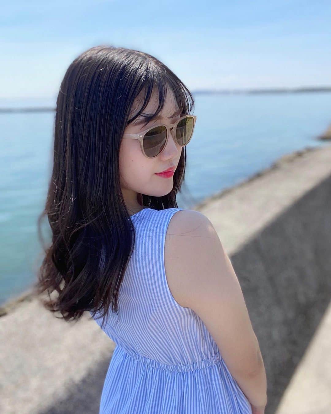 鈴木志歩のインスタグラム：「여름이 끝나요… . . 夏が終わる前に 海へ行った時の写真🤍 毎年海にあまり行かないけど 今年も全然行かなかった… . . #fashion #model #hair #hairstyle #얼짱 #얼스타그램 #모델 #오오티디 #데일리룩 #페션 #페션스타그램 #오늘의훈녀 #여름」