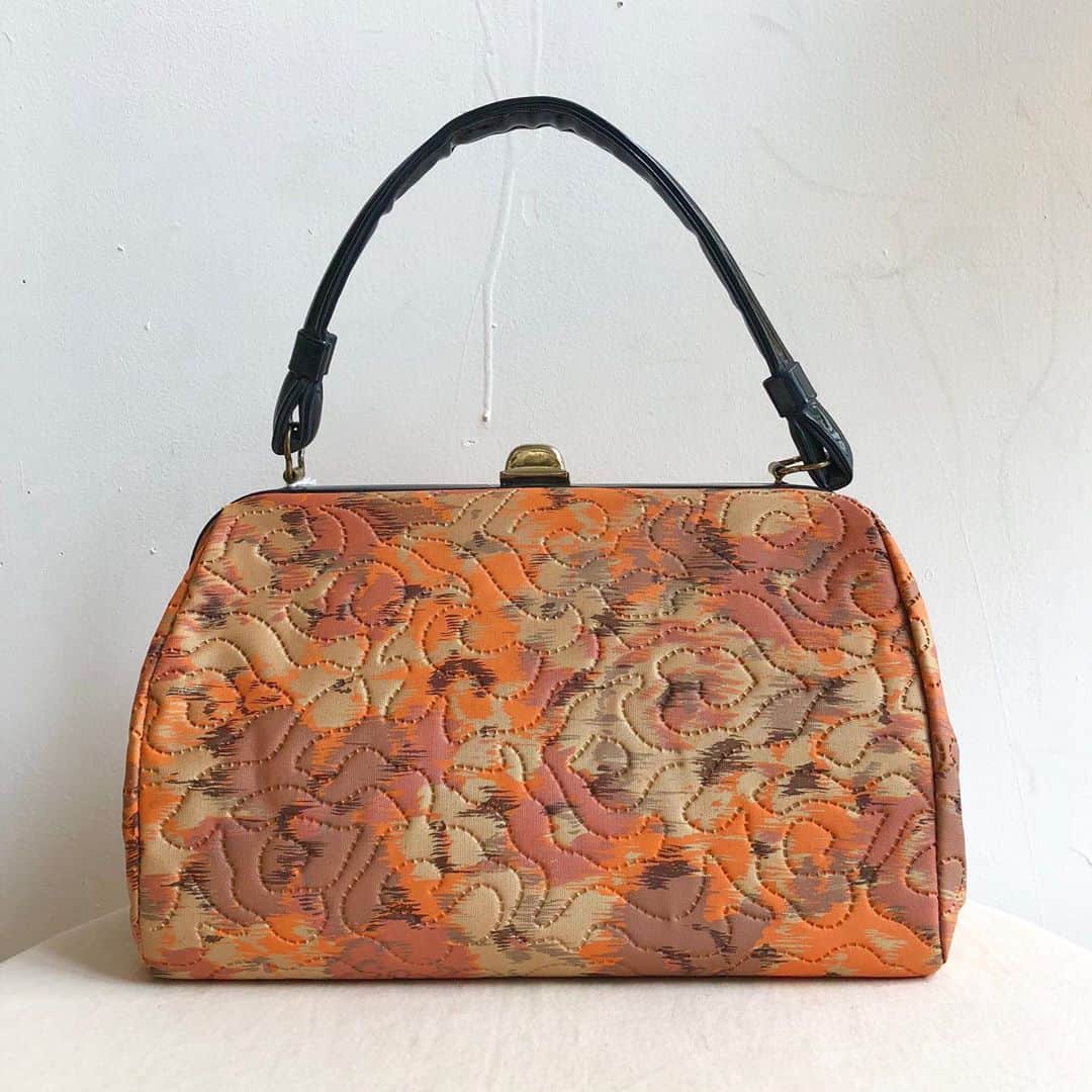 NUTTY Vintage&Collectibleさんのインスタグラム写真 - (NUTTY Vintage&CollectibleInstagram)「👠NEW ARRIVAL👠  ☑︎vtg autumn bags  秋の装いにまず取り入れたい、ヴィンテージバッグたち。 絨毯のように暖かみのある風合いは、重厚感があり秋冬のお洋服に良く似合います。  ＊VINTAGE ONLINE STOREにてお買い求めいただけます＊  ------------------------------------ 🛍NUTTY通販について🛍 ------------------------------------- ＜ONLINE STORE＞ VINTAGE▶︎http://nutty.theshop.jp/ USED SELECT▶︎https://nuttyselect.official.ec/ （プロフィールページURLよりjump🕊） ㅤㅤㅤㅤㅤㅤㅤㅤㅤㅤㅤㅤㅤ ＜VIDEO CHAT SHOPPING＞ テレビ電話をお繋ぎして、リアルタイムでご案内いたします。詳細は過去の投稿をご覧ください。」9月10日 15時49分 - nutty_vintage