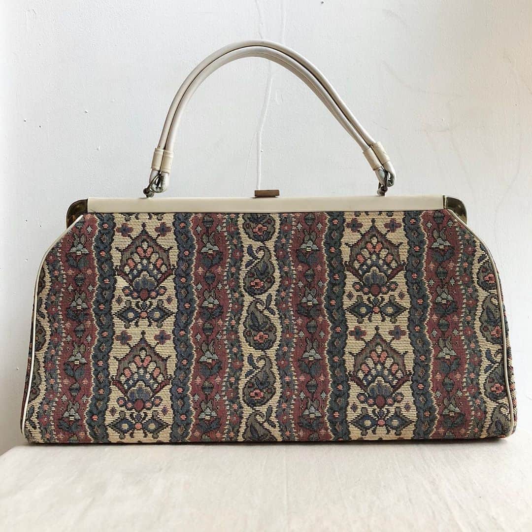 NUTTY Vintage&Collectibleさんのインスタグラム写真 - (NUTTY Vintage&CollectibleInstagram)「👠NEW ARRIVAL👠  ☑︎vtg autumn bags  秋の装いにまず取り入れたい、ヴィンテージバッグたち。 絨毯のように暖かみのある風合いは、重厚感があり秋冬のお洋服に良く似合います。  ＊VINTAGE ONLINE STOREにてお買い求めいただけます＊  ------------------------------------ 🛍NUTTY通販について🛍 ------------------------------------- ＜ONLINE STORE＞ VINTAGE▶︎http://nutty.theshop.jp/ USED SELECT▶︎https://nuttyselect.official.ec/ （プロフィールページURLよりjump🕊） ㅤㅤㅤㅤㅤㅤㅤㅤㅤㅤㅤㅤㅤ ＜VIDEO CHAT SHOPPING＞ テレビ電話をお繋ぎして、リアルタイムでご案内いたします。詳細は過去の投稿をご覧ください。」9月10日 15時49分 - nutty_vintage
