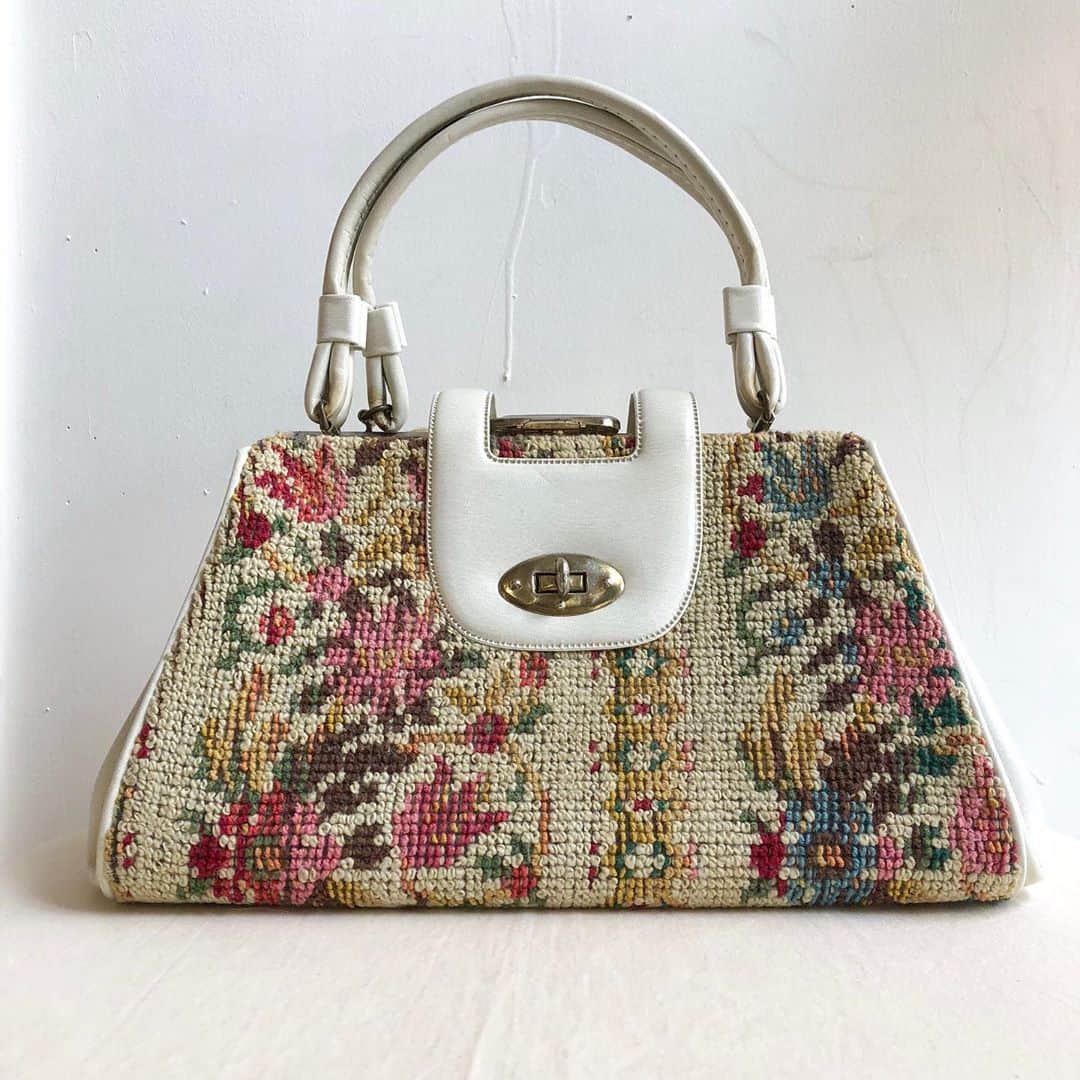 NUTTY Vintage&Collectibleさんのインスタグラム写真 - (NUTTY Vintage&CollectibleInstagram)「👠NEW ARRIVAL👠  ☑︎vtg autumn bags  秋の装いにまず取り入れたい、ヴィンテージバッグたち。 絨毯のように暖かみのある風合いは、重厚感があり秋冬のお洋服に良く似合います。  ＊VINTAGE ONLINE STOREにてお買い求めいただけます＊  ------------------------------------ 🛍NUTTY通販について🛍 ------------------------------------- ＜ONLINE STORE＞ VINTAGE▶︎http://nutty.theshop.jp/ USED SELECT▶︎https://nuttyselect.official.ec/ （プロフィールページURLよりjump🕊） ㅤㅤㅤㅤㅤㅤㅤㅤㅤㅤㅤㅤㅤ ＜VIDEO CHAT SHOPPING＞ テレビ電話をお繋ぎして、リアルタイムでご案内いたします。詳細は過去の投稿をご覧ください。」9月10日 15時49分 - nutty_vintage