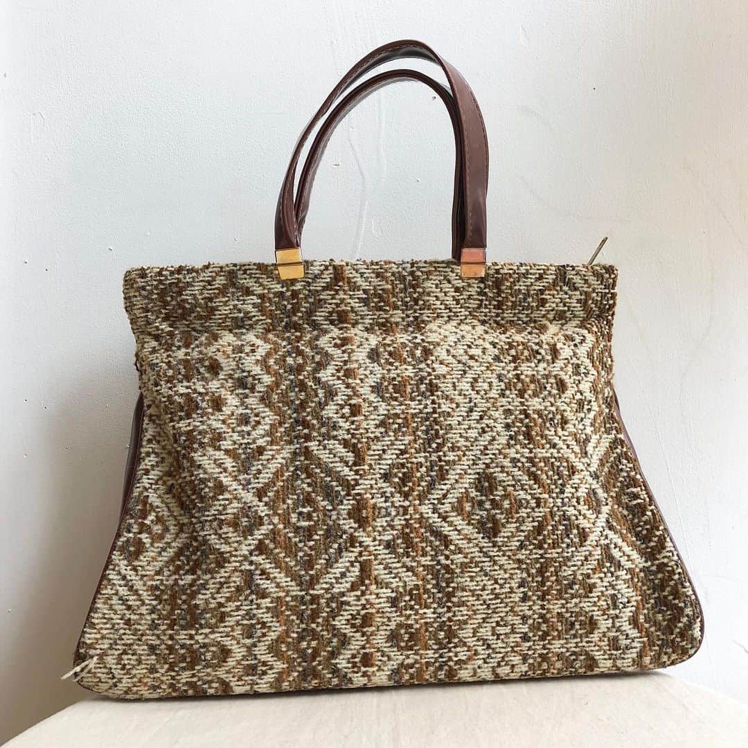 NUTTY Vintage&Collectibleさんのインスタグラム写真 - (NUTTY Vintage&CollectibleInstagram)「👠NEW ARRIVAL👠  ☑︎vtg autumn bags  秋の装いにまず取り入れたい、ヴィンテージバッグたち。 絨毯のように暖かみのある風合いは、重厚感があり秋冬のお洋服に良く似合います。  ＊VINTAGE ONLINE STOREにてお買い求めいただけます＊  ------------------------------------ 🛍NUTTY通販について🛍 ------------------------------------- ＜ONLINE STORE＞ VINTAGE▶︎http://nutty.theshop.jp/ USED SELECT▶︎https://nuttyselect.official.ec/ （プロフィールページURLよりjump🕊） ㅤㅤㅤㅤㅤㅤㅤㅤㅤㅤㅤㅤㅤ ＜VIDEO CHAT SHOPPING＞ テレビ電話をお繋ぎして、リアルタイムでご案内いたします。詳細は過去の投稿をご覧ください。」9月10日 15時49分 - nutty_vintage