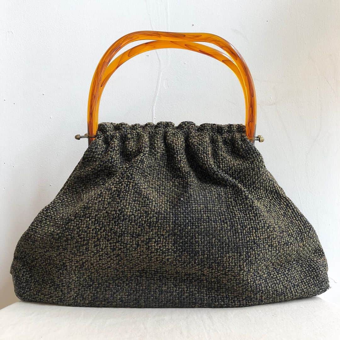 NUTTY Vintage&Collectibleさんのインスタグラム写真 - (NUTTY Vintage&CollectibleInstagram)「👠NEW ARRIVAL👠  ☑︎vtg autumn bags  秋の装いにまず取り入れたい、ヴィンテージバッグたち。 絨毯のように暖かみのある風合いは、重厚感があり秋冬のお洋服に良く似合います。  ＊VINTAGE ONLINE STOREにてお買い求めいただけます＊  ------------------------------------ 🛍NUTTY通販について🛍 ------------------------------------- ＜ONLINE STORE＞ VINTAGE▶︎http://nutty.theshop.jp/ USED SELECT▶︎https://nuttyselect.official.ec/ （プロフィールページURLよりjump🕊） ㅤㅤㅤㅤㅤㅤㅤㅤㅤㅤㅤㅤㅤ ＜VIDEO CHAT SHOPPING＞ テレビ電話をお繋ぎして、リアルタイムでご案内いたします。詳細は過去の投稿をご覧ください。」9月10日 15時49分 - nutty_vintage