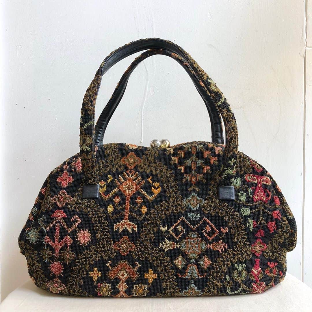 NUTTY Vintage&Collectibleさんのインスタグラム写真 - (NUTTY Vintage&CollectibleInstagram)「👠NEW ARRIVAL👠  ☑︎vtg autumn bags  秋の装いにまず取り入れたい、ヴィンテージバッグたち。 絨毯のように暖かみのある風合いは、重厚感があり秋冬のお洋服に良く似合います。  ＊VINTAGE ONLINE STOREにてお買い求めいただけます＊  ------------------------------------ 🛍NUTTY通販について🛍 ------------------------------------- ＜ONLINE STORE＞ VINTAGE▶︎http://nutty.theshop.jp/ USED SELECT▶︎https://nuttyselect.official.ec/ （プロフィールページURLよりjump🕊） ㅤㅤㅤㅤㅤㅤㅤㅤㅤㅤㅤㅤㅤ ＜VIDEO CHAT SHOPPING＞ テレビ電話をお繋ぎして、リアルタイムでご案内いたします。詳細は過去の投稿をご覧ください。」9月10日 15時49分 - nutty_vintage
