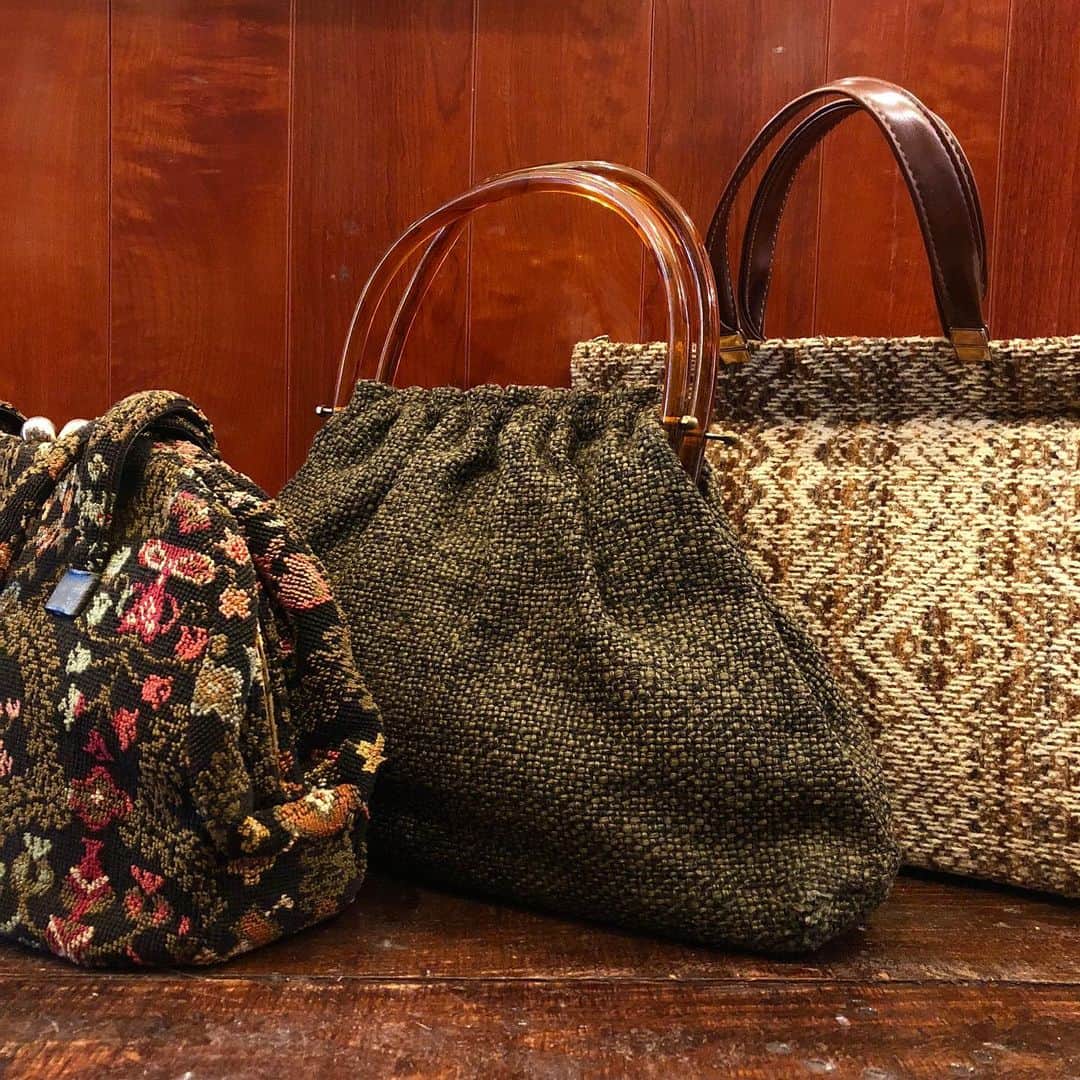 NUTTY Vintage&Collectibleさんのインスタグラム写真 - (NUTTY Vintage&CollectibleInstagram)「👠NEW ARRIVAL👠  ☑︎vtg autumn bags  秋の装いにまず取り入れたい、ヴィンテージバッグたち。 絨毯のように暖かみのある風合いは、重厚感があり秋冬のお洋服に良く似合います。  ＊VINTAGE ONLINE STOREにてお買い求めいただけます＊  ------------------------------------ 🛍NUTTY通販について🛍 ------------------------------------- ＜ONLINE STORE＞ VINTAGE▶︎http://nutty.theshop.jp/ USED SELECT▶︎https://nuttyselect.official.ec/ （プロフィールページURLよりjump🕊） ㅤㅤㅤㅤㅤㅤㅤㅤㅤㅤㅤㅤㅤ ＜VIDEO CHAT SHOPPING＞ テレビ電話をお繋ぎして、リアルタイムでご案内いたします。詳細は過去の投稿をご覧ください。」9月10日 15時49分 - nutty_vintage