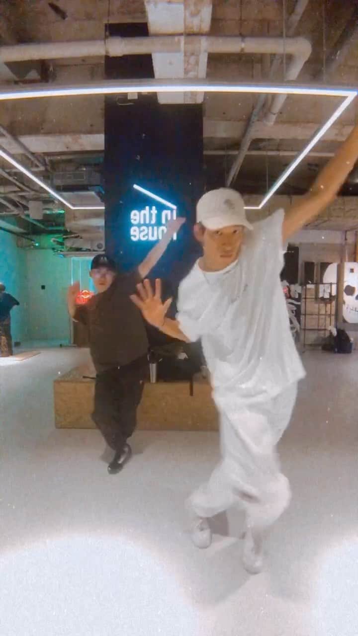 古幡亮（WATWING）のインスタグラム：「Yummy🥴🥴🥴 🎤 @justinbieber  w/ @kota_glass  . . 久しぶりに2R-ulezで練習！ 日々鍛錬。 . . #2r_ulez#watwing#ryofuruhata #dance#ダンス#choreography #justinbieber#yummy #reels#リール#tiktok」
