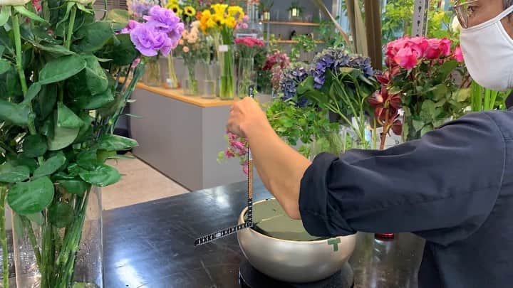 AOYAMA_HANAMOのインスタグラム：「「お誕生日ギフトに、豪華なアレンジメントを。」というオーダーで、個性的な花色の花々を巧みにデザインしたアレンジメントをお作りしました。 使用花材：カラー、大輪バラ、ハイドランジア、シンビジューム、トルコキキョウ、カーネーション、クレマチス、ユーカリなど - - - #aoyamahanamo #flowers #flowershop #florist #instaflower #flowergram #flowerstagram #flowerlovers #花 #花屋 #生花店 #フラワー #花のある暮らし #花のある生活 #青山花茂 #カラー #バラ #ハイドランジア #シンビジューム #トルコキキョウ #カーネーション #アレンジメント #flowerarrangement #フラワーギフト #flowergift #青山花茂タイムラプス #aoyamahanamotimelapse #タイムラプス #timelapse #timelapseflower」