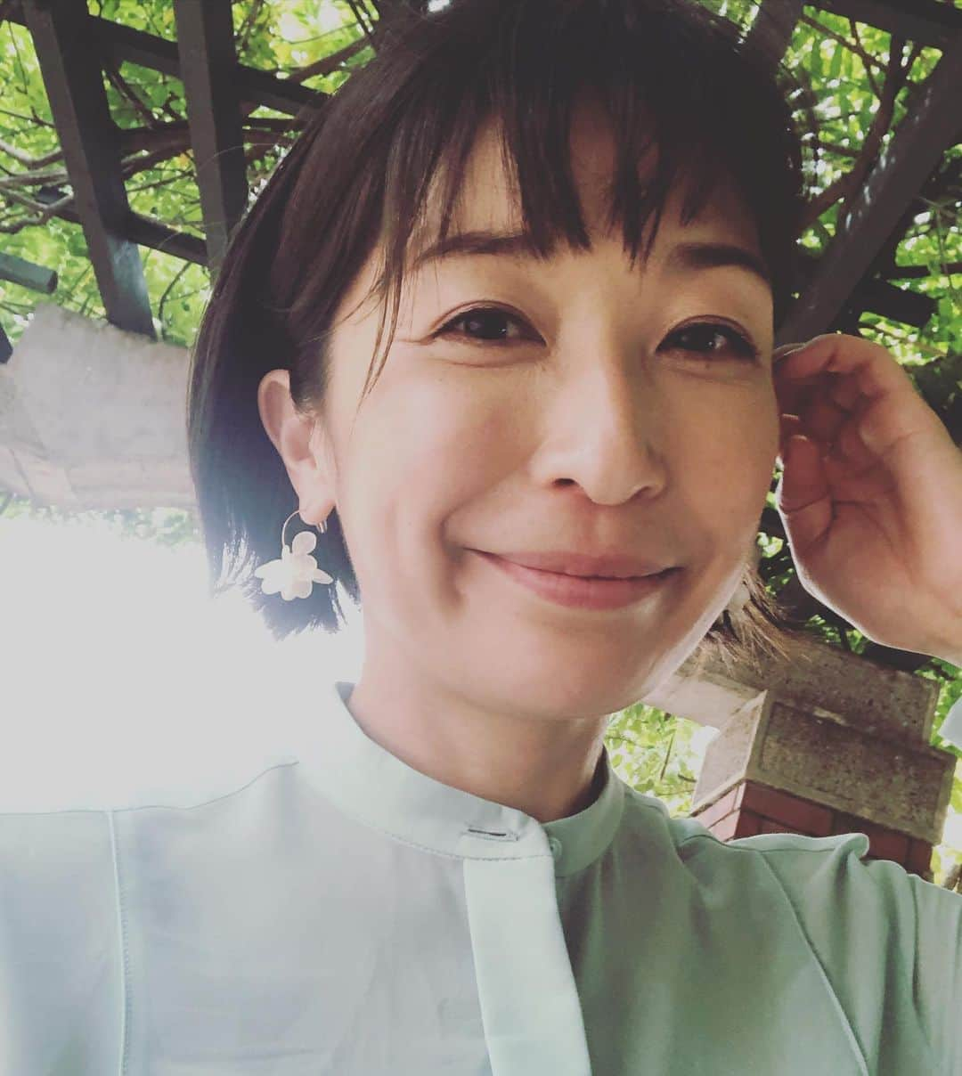 小野真弓さんのインスタグラム写真 - (小野真弓Instagram)「こんにちは💠^ ^ 早起きしてお仕事して帰宅し、 爆睡してたら、夕方の虫の声🌾😪 ちょっとだけ疲れが溜まっていたようで、、 すっきりしました☺️💤 実家にての、ハナハル🐶🐶🏠 長期預けられると勘違いの不貞腐れハルくん😒 大丈夫だよ。ちゃんと帰ってくるってば😂 #ピアス#紫陽花#アルパカと花 #お気に入り#チワワ#チワマル#不貞腐れ犬#顔に出やすい犬 お気に入りのピアス🌸🌸 2つお迎えしました😘 本物のお花だから世界にひとつ〜( ´ ▽ ` )✨」9月10日 15時57分 - hanaharuaroi