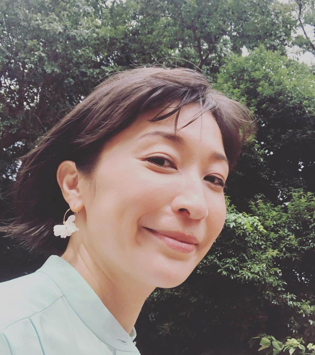 小野真弓さんのインスタグラム写真 - (小野真弓Instagram)「こんにちは💠^ ^ 早起きしてお仕事して帰宅し、 爆睡してたら、夕方の虫の声🌾😪 ちょっとだけ疲れが溜まっていたようで、、 すっきりしました☺️💤 実家にての、ハナハル🐶🐶🏠 長期預けられると勘違いの不貞腐れハルくん😒 大丈夫だよ。ちゃんと帰ってくるってば😂 #ピアス#紫陽花#アルパカと花 #お気に入り#チワワ#チワマル#不貞腐れ犬#顔に出やすい犬 お気に入りのピアス🌸🌸 2つお迎えしました😘 本物のお花だから世界にひとつ〜( ´ ▽ ` )✨」9月10日 15時57分 - hanaharuaroi