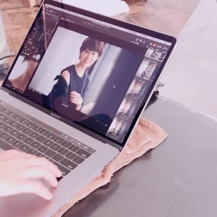 高橋里帆のインスタグラム：「@veryweb.jp  10月号　@atsuko_maeda_official  さんのヘアーメイク担当させて頂きました✨  ショートヘアーがとっても素敵💓  いつもより少し大人っぽい印象に仕上げてみました✨ 深めの赤リップはショートヘアーに相性ピッタリ❣️  是非チェックしてみてください🎵  #前田敦子　さん#ショートヘアー#ヘアーメイク#高橋里帆メイク #very#大人#素敵#beauty #beautiful#オフショット」