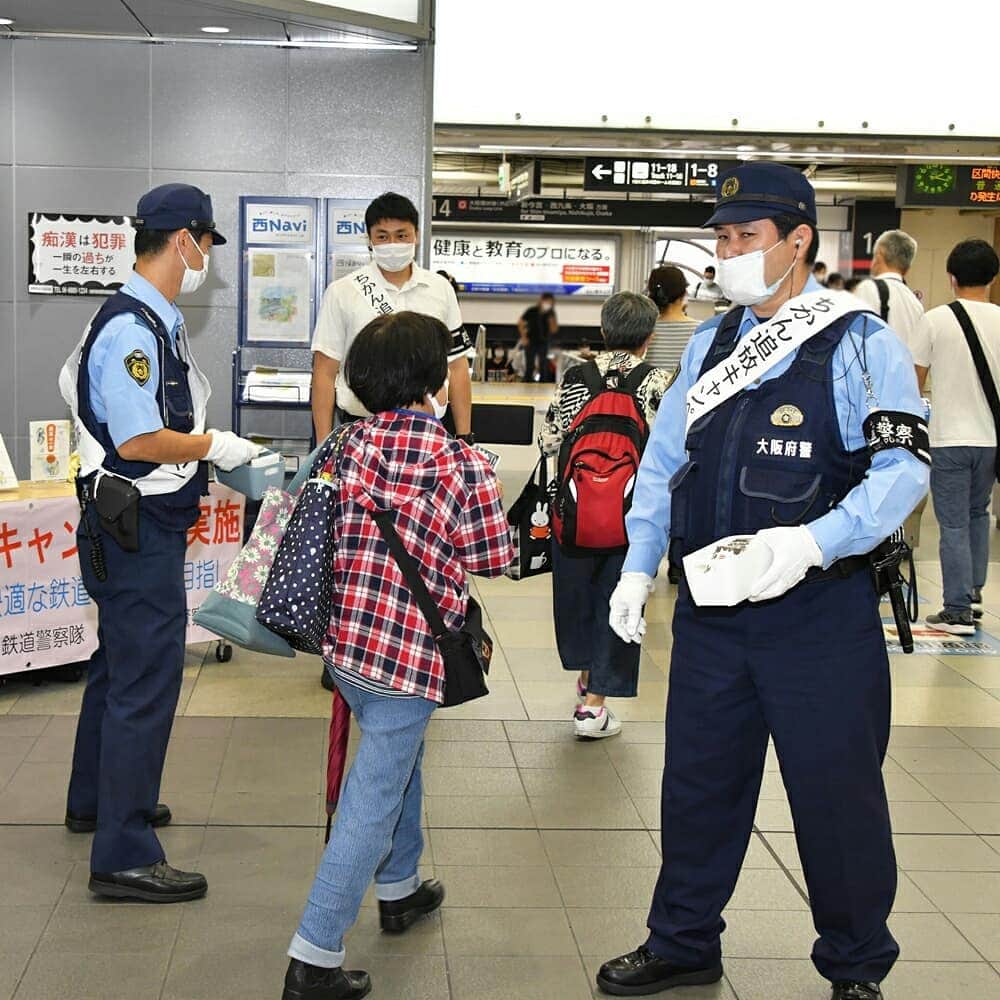 大阪府警察さんのインスタグラム写真 - (大阪府警察Instagram)「【秋の列車内ちかん追放キャンペーン】 令和2年9月1日(火)から10日(木)までの間、｢秋の列車内ちかん追放キャンペーン｣を実施しました。 大阪府鉄道警察連絡協議会と連携の上、駅周辺において啓発ポスターの掲示やスポット放送、電光掲示板等を活用した広報活動を行いました。  #大阪府警察公式 #大阪府警 #府警 #鉄道警察隊 #秋の列車内ちかん追放キャンペーン #ちかん #痴漢撲滅 #地下鉄 #大阪メトロ #JR西日本 #近鉄 #大阪府鉄道警察連絡協議会」9月10日 15時58分 - fukei_koho