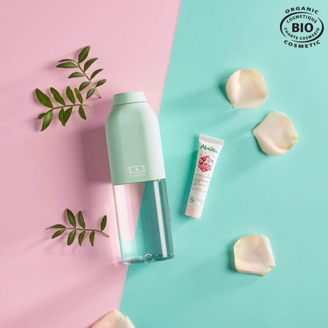 Melvita Officialのインスタグラム：「Melvita x Monbento  La collaboration désaltérante de la rentrée 💧🌸  Pour hydrater votre peau de l’intérieur comme de l’extérieur tout en faisant du bien à la planète, Melvita est fier de s’associer à @monbento, la marque française référente du repas nomade qui simplifie votre quotidien.  Profitez d'une bouteille nomade MB Positive M garantie sans BPA @monbento et d’un soin 48h d’hydratation Nectar de Roses 10ml OFFERTS dès 35€ d’achat avec le code : MONBENTO -  valable sur le site melvita.fr et en boutique en propre 🌸  N’attendez plus pour vous procurer vos alliés hydratation de la rentrée 💧  #melvita #monbento #collaboration #gourde #nectarderoses #gogreen #mapeauauvert #rose #hydratationintense #cosmetiquebio #cosmetiquenaturelle #cleanbeauty #environnement #partenariat #fabriqueenfrance」