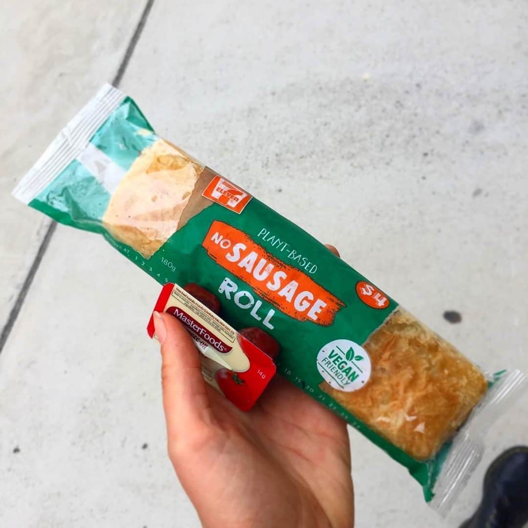 7-Eleven Australiaさんのインスタグラム写真 - (7-Eleven AustraliaInstagram)「Who doesn’t love a hot and flaky sausage roll?! 🔥🤤 From Wednesday to Friday all our hot food is just $3 including our vegan-friendly range! #7ElevenAus •  📷: @hungriehanna *Offer only available until 18 Sept 2020.」9月10日 16時00分 - 7elevenaus