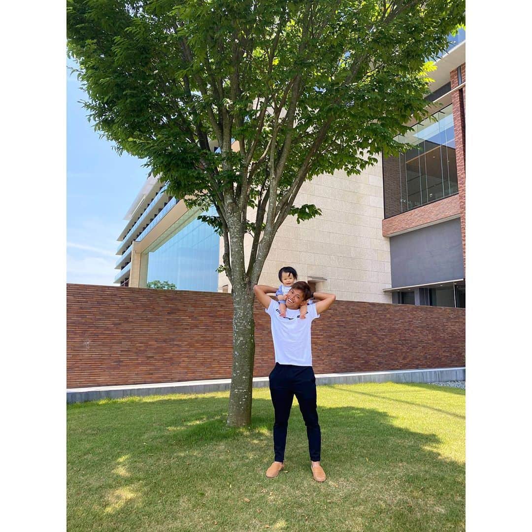 姫野れみのインスタグラム：「今日からまた再開🤍  更新が少し空いてる間にも たくさんのフォローやコメント ありがとうございました！  サポートは任せてください💪🏿  #1st #baby #girl #babygirl #13months #babyfashion #baby #1歳 #13ヶ月 #ベビー #赤ちゃん #女の子ベビー #親子ショット #パパ #女の子 #ベビフル #ベビモ #ベビーフォト #赤ちゃんのいる生活 #べびすたぐらむ」