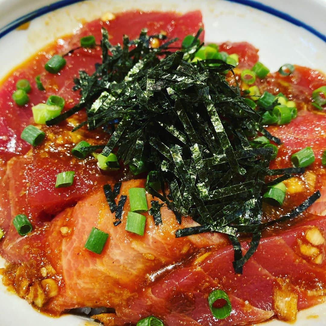 のインスタグラム：「本日より豊洲ララポートの豊洲場外食堂魚金で 本鮪丼を始めましたー 三陸と地中海マルタ島の 本鮪をたっぷり使いチョビ辛の黄身醤油仕立てでご飯がススム〜すすむ〜 本鮪がこのボリュームで1580円（外税）！！  が  なんと…  なんと！  勝手に豊洲場外食堂では来週15日火曜日マグロの日として 1000円（外税）でやっちゃいます！ 29日の肉の日イベント含め 今後とも豊洲で愛されるお店でありたいと思いますのでイベント楽しみにしていて下さい  仕入部　片之坂 #まぐろ#新橋#玉子#居酒屋#銀座#京橋#さんま#海鮮丼#刺身#吉祥寺#オイスター#池袋#ビール#ハッピー#刺身盛り合わせ#とうもろこし#渋谷#魚好きと繋がりたい #レモンサワー#カニ#神楽坂#横浜グルメ#飲酒タグラム#野菜たっぷり#日本酒好きな人と繋がりたい #クラフト#乾杯#ステーキ#yummy」