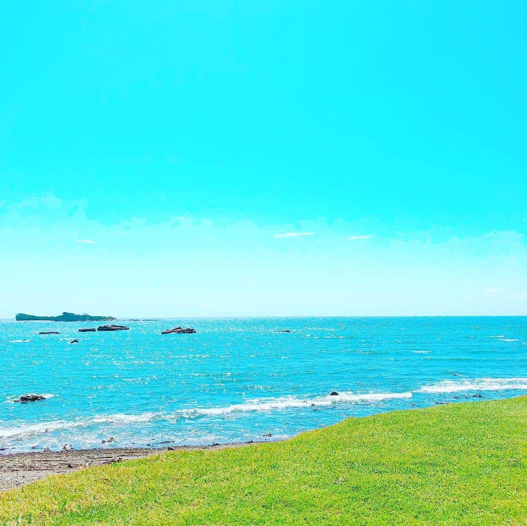 夏奈子のインスタグラム：「大好きな❤️時間🍺🌊 しっかり泳ぐ派です🏝 友達のおすすめ場所で まったりな１日を過ごしました❣️ちゃいこ〜おおおおお👙  #夏 #海 #sea #友達 #らぶ #love #new #フィン #色が可愛い #映えない #笑すぎた #最高 #スッピン #ボサボサ #盛れない #これも海だから #気にしない #夏終わらないで」