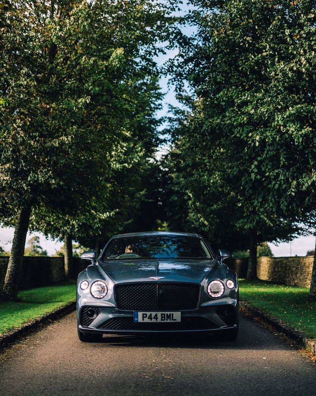 ジェンソン・バトンさんのインスタグラム写真 - (ジェンソン・バトンInstagram)「Beep beep coming through! Thanks @bentleymotors for letting me have a cruise in this lovely grand tourer. #GT #bentley #coupe 📸by @huck93」9月10日 16時16分 - jensonbutton