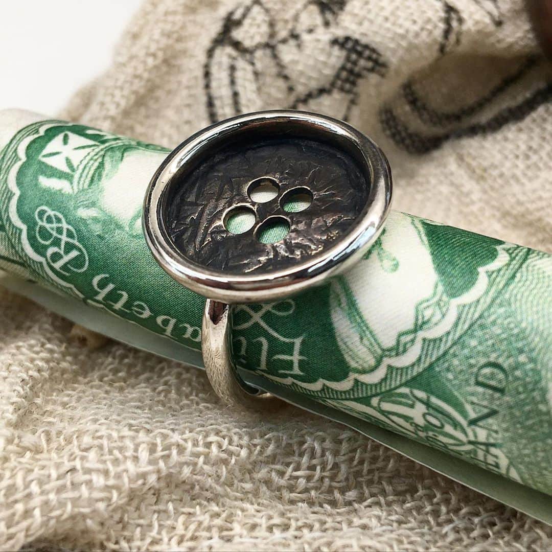 エリミネイターさんのインスタグラム写真 - (エリミネイターInstagram)「20AW AVAILABLE NOWHERE : Judy Blame has arrived at ELIMINATOR. . ▪︎Silver Button Ring with Cork Wallet Price : ¥65,000 ( without tax ) Size : M(15-16号), L(18-19号) . #judyblame #uk #london #availablenowhere #thehouseofbeautyandculture #hobac #christophernemeth #johnmoore #culture #youthculture #punk #art #marklebon #ianreid #richardtorry #barykamen #aw20 #20aw #gimmefive #gimme5 #londonstreetstyle #streetfashion #streetstyle」9月10日 16時19分 - eliminator_tokyo