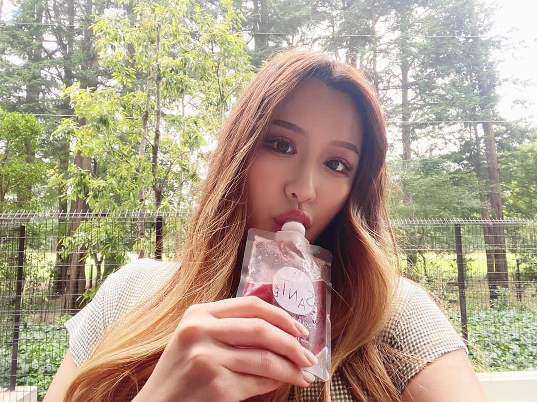 神宮 若奈さんのインスタグラム写真 - (神宮 若奈Instagram)「1日で-1.1kg💗💗💗 #onedayjuicecleanse  . . 海外セレブのアカウントをフォローしすぎて なぜかこの時期みんなジュースクレンズを していたから私も便乗🍎🥬💗 . 1dayジュースクレンズをやってみたら1日で-1.1kg✨ . 鼻風邪を引いて引きこもった時の Max体重からはなんと-2.6kg👊🏻💗 . 1日6食飲むらしいんだけど 風邪っぴき中ということもあって 3食でお腹いっぱいになった😳 . . まだ余っているから そのまま2日目ジュースクレンズ実行中！！ . 結果はまたストーリーで載せるね💗💗💗 . . 新鮮なコールドプレスジュースを お家で飲めるのはいいよね🥺✨ . 免疫力アップにも役立つみたいだから 鼻風邪を早く治すためにも飲み続けますw . . たまにこうやってデトックスすると 体も健康になりそうでいいよね！ . 本当は満月の時がいいみたいだけど🌝 . . お試しセットは12食入ってるから 次の満月に取っとく✨ . みんなも試してみてね💖 . . #健康マルシェ #コールドプレス #宝塚  #ラサンテ #LASANTE #ジュースクレンズ  #ダイエット #ファスティング #pr #1dayジュースクレンズ #ボディメイク #デトックス #bodymake #diet #detox #森 #森林浴 #💚」9月10日 16時21分 - jinguwakana