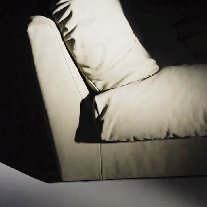 のインスタグラム：「Friendly Curvy Sexy  Milano by @paola.navone   #BaxterWorldwide2020 #baxtermadeinitaly #baxter #newcollection #leather #sofa #paolanavone #furniture #luxury #interiors #interior #interiordesign #milano #design」