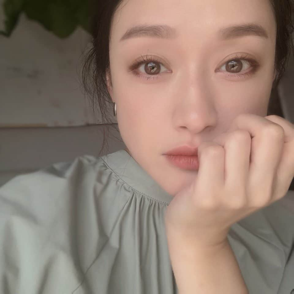 田中マヤさんのインスタグラム写真 - (田中マヤInstagram)「今日は @threecosmetics の秋の新色でメイク✨ パレットの色の組み合わせが、なんとも素敵 ◾️ディメンショナルビジョンアイパレットアリー02 ・ 赤みのあるブラウンのカラーマスカラがポイントに ◾️ アートエクスプレッショニストマスカラ02 ・ ◾️デアリングリィディスティンクトリップスティック11 （写真の右側） 塗った後に、軽くティッシュオフしてふわっとつけました✨ ・ ◾️ネイルポリッシュ （左）111 （右）115 ・ #three #cosmetics #makeup #秋の新色 #スリー #カラーマスカラ #beauty #셀스타그램 #메이크업 #미용 #뷰티 #화장품 #좋아요 #」9月10日 16時26分 - tanakamaya__official