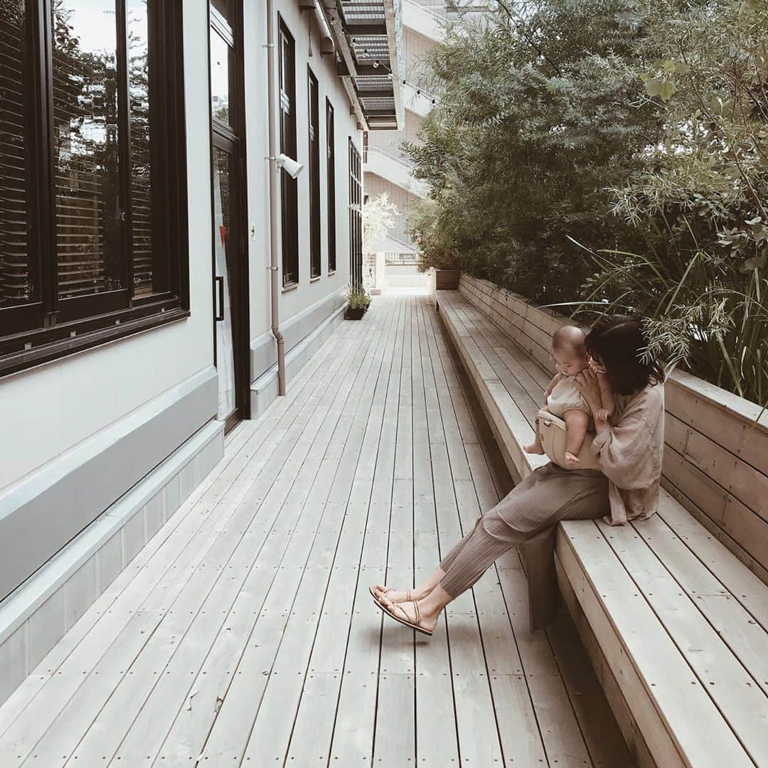 yuiのインスタグラム：「mom & daughter 🌿 先輩ママにお勧めしてもらったヒップシートがめっちゃ楽ちん😳もちろん抱っこひもとしても使えます◎ 赤ちゃんの体重をほぼ腰で支えているので、肩への負担が圧倒的に少なく、抱っこ紐オンリーでのお出かけの時は最近はこればかり。 ベビーカーメインでのお出かけの時は、かさばらないコニーを携帯して、使い分けてます👌🏻」