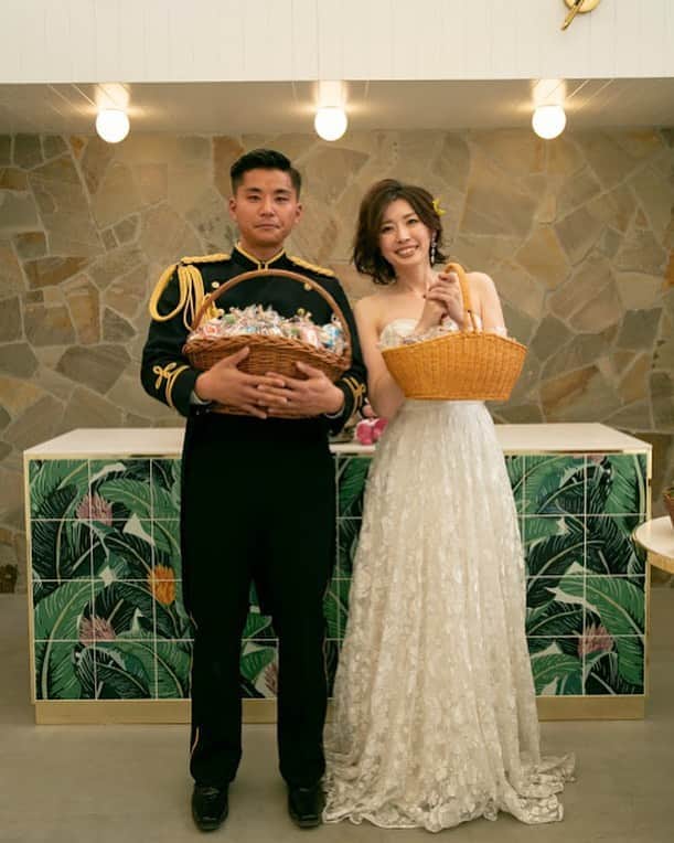 のインスタグラム：「・ @thebeach_yokohama  僕の趣味  気づけばその中には君がいた ・ オシャレがスキ 大学の頃から  僕の「ダイスキ」が全て揃う唯一の場所  American vintage shop ・ shopで働く君を見つけた  恋に落ちたのは一瞬だったのかもしれない ・ 趣味があうそれだけじゃない  君と過ごす時間  クリアで暖かい色に包まれる  幸せだった ・ 僕の「ダイスキ」が揃う場所  君との「スタート」地点 American vintageに包まれた空間  僕と君とのはじまり  僕たちの「ダイスキ」 ・ 過去のストーリーを詰め込んで  新しいストーリーの「はじまり」を繋ぐ ・ ・ WEDDING CIRCUSがお届けする NEW VENUE@横浜 元町・新山下 ・ 西海岸LAビーチリゾートクラブを彷彿とさせる 非日常的空間 ・ “ THE BEACH ” @thebeach_yokohama ・ 1000坪の広大な敷地を1組完全貸切にできる WEDDING VENUE ・ CEREMONY space PARTY BANQUET space BRIDE'S ROOM WAITING space… 会場内全てのspace どこを切り取ってもlnstagenic ・ " THE BEACH " concept LA style BEACH CLUBできらめくFUN TIME 七色に彩る横濱 instagenic WEDDING DAY ・ We have creative mind. ・ 神奈川県横浜市中区新山下3-2-5 045-264-8437 info@the-beach.jp ・ #weddingcircus #weddingdress #weddingflowers #wedding #weddingday #weddingparty  #beachwedding #beachhouse #weddingdecoration  #yokohamawedding #横浜ウェディング #横浜結婚式 #花嫁 #プレ花嫁 #オリジナルウェディング#結婚 #結婚式 #結婚式場 #結婚式アイディア #スタジオ  #結婚準備 #結婚式レポ #ウェディング #西海岸スタイル  #式場 #入籍 #preview #grandopening #newopening #lnstagenic」