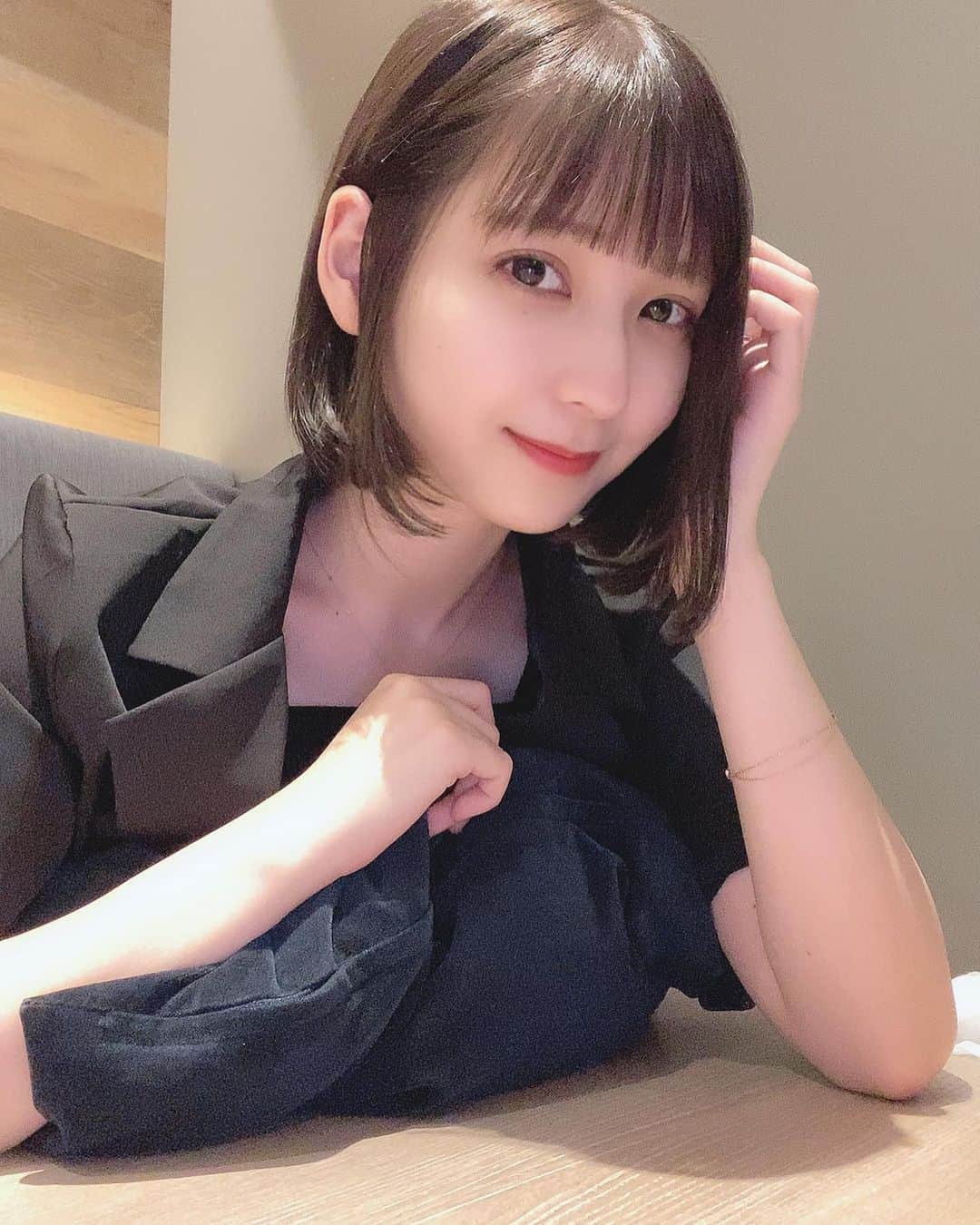 松岡菜摘のインスタグラム：「. . 髪短くなりました☺️ . もう切っちゃったので 長いのが好きコメントいりません 短いのかわいいねって書くよね？❤︎ . #newhair」