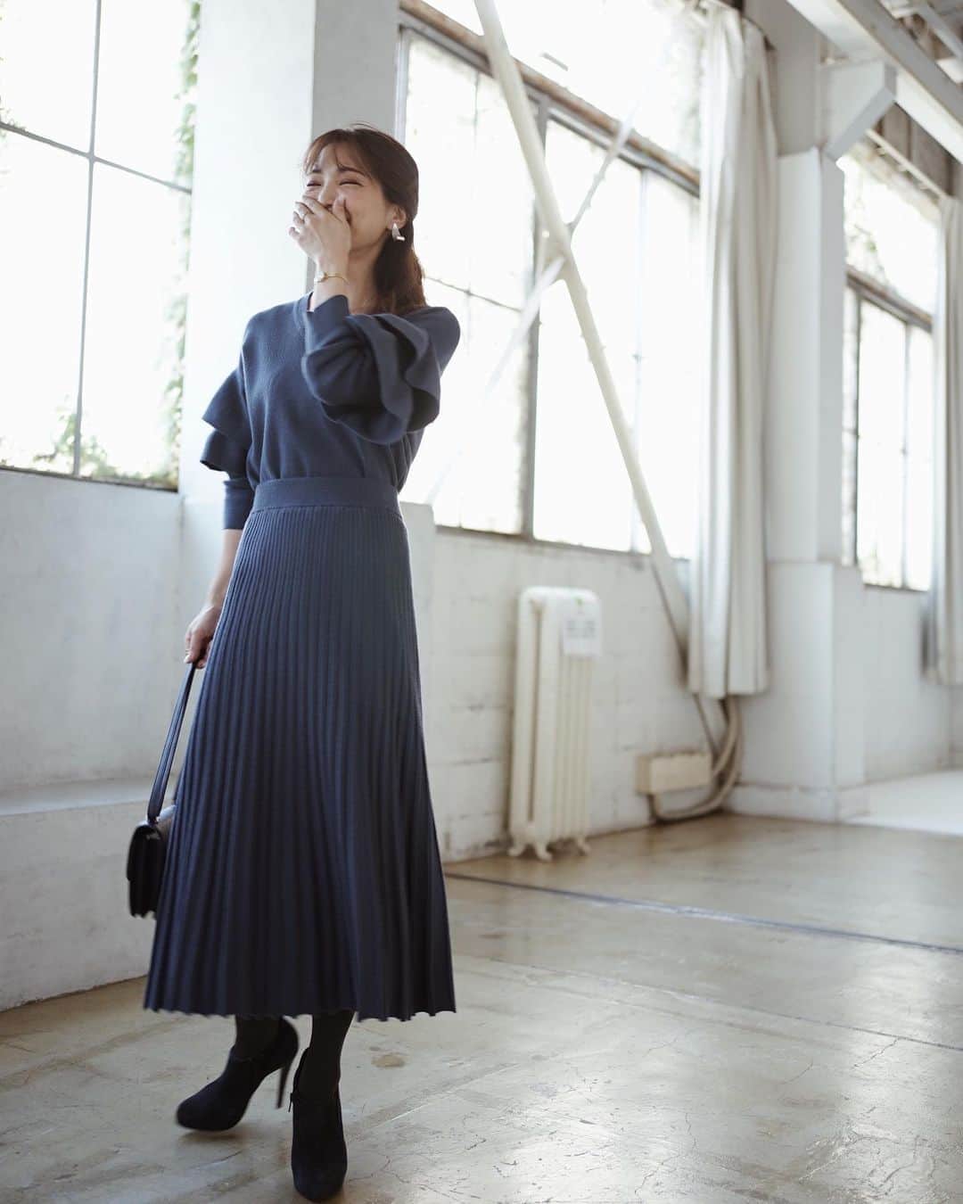 のインスタグラム：「﻿ ﻿ 昨日の撮影風景を撮ってくださっていたので、ちょくちょく投稿していきます💙﻿ 初リールも見てくださりましたか？﻿ ﻿ 真顔だったり、ポケ〜っとしていたり、そんな写真も沢山ですが、自然なお洋服の感じを見ていただけたら嬉しいです！﻿ ﻿ 楽しくて楽しくて、撮影中は終始1枚目のように笑いが耐えなかったです♩﻿ ﻿ ﻿ ﻿ @nostalgia_jp ﻿ #nostalgia #ノスタルジア #コラボ　#fashion #outfit #ootd #coordinate #simple  #instagood #mamacode #mom  #엄마 #패션 #156センチコーデ #sサイズコーデ #お出かけコーデ #夏コーデ #春夏コーデ #シンプルコーデ #ファッション #コーディネート #コーデ #ママ #ママコーデ #ワンピースコーデ #ワンピース」
