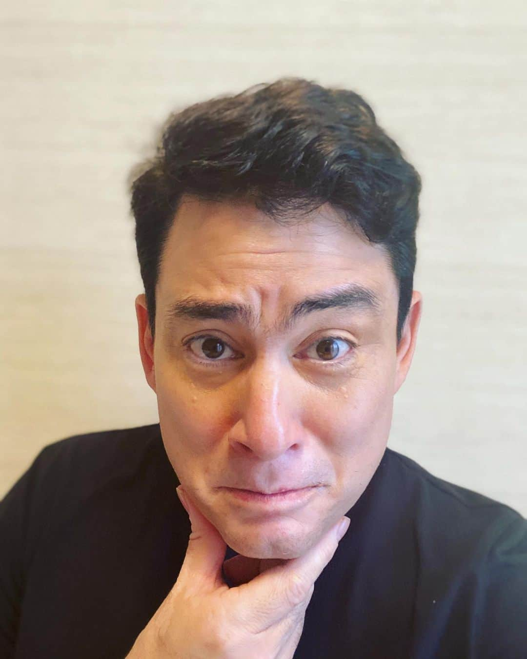 野口健さんのインスタグラム写真 - (野口健Instagram)「10日間の断食終了！ ８月から蕁麻疹に悩まされていましたが、蕁麻疹って本当に原因を特定するのが難しいようでとりあえずステロイが続いていましたが、やはり、断食が1番の薬だと改めて思いますね。  本当は今頃、マナスル峰に登っている真っ最中でしたが、ポッカリと空いた時間で断食をするのもまたよし。  明日から少しずつ体重を戻しつつ筋トレと歩きですね。来週辺りから山に戻るかな。  なぜか、断食中は鶏肉とゆで卵を無性に食べたくなるんですよね。夢にまででてきました。あと、モロヘイヤスープ。  明日からはリバウンドに気をつけながら少しずつ食を戻し体を鍛えよう！！！  #野口健#ヒポクラティックサナトリウム」9月10日 16時50分 - noguchiken8848