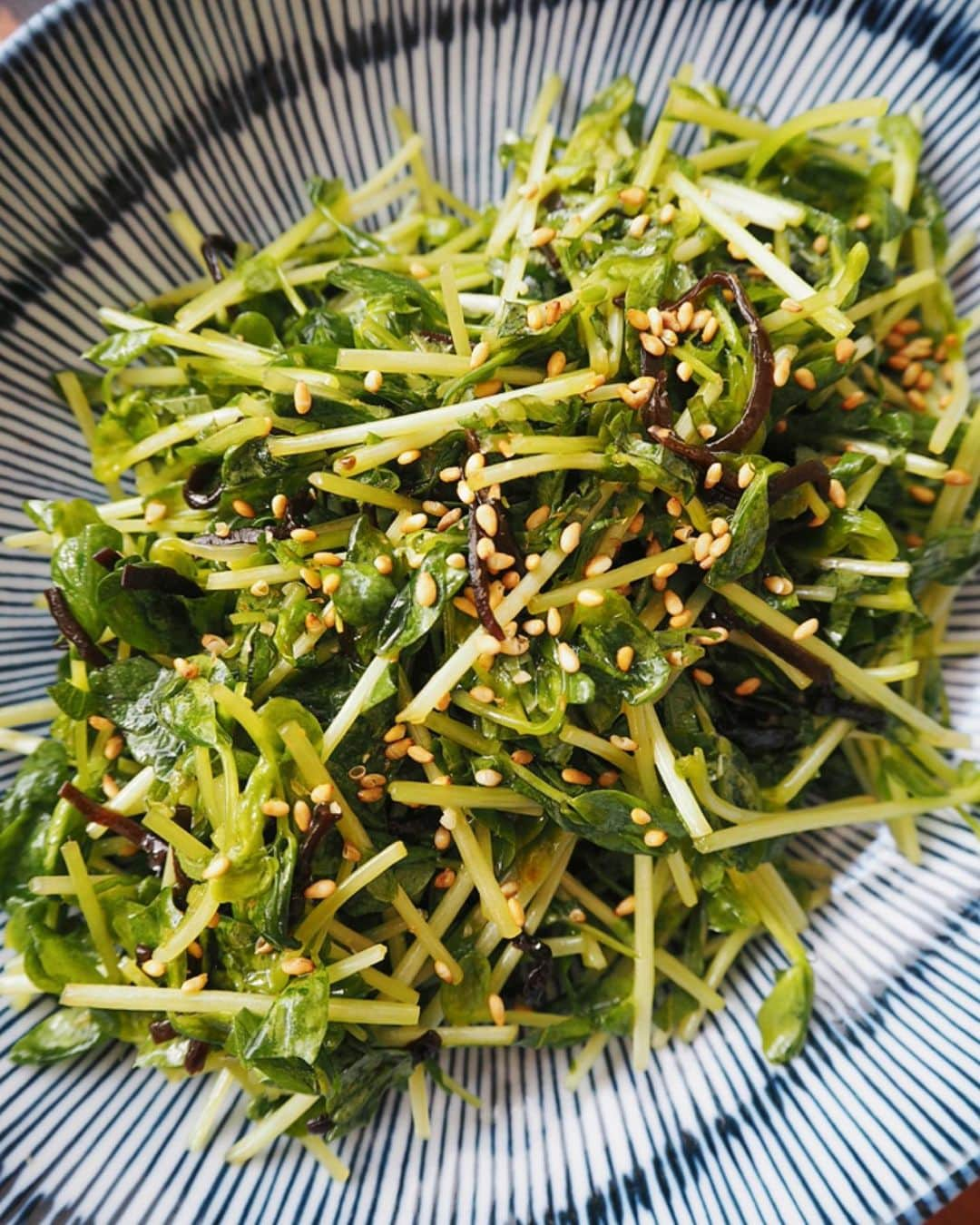 吉野千穂さんのインスタグラム写真 - (吉野千穂Instagram)「千穂飯レシピ🌿 『無限豆苗！豆苗とえごまの塩昆布あえ』  無限シリーズはたくさんありますが、ぜひこれも無限シリーズに入れてほしい✨ ぺろりと豆苗1パック食べられます！ 豆苗とえごまの風味が鼻に抜けて、塩昆布の旨味と塩気によく合います☺️  🌱大葉の仲間のえごまは見た目も大葉によく似ています。 β-カロテンやビタミンC、Eといった抗酸化力の高い栄養素が豊富で、免疫力アップ、美肌、アンチエイジングに効果的です。スーパーで購入できます。  🌱2人分/5分  🌱材料 豆苗　1パック えごまの葉　5枚 塩昆布　ひとつまみ(10g) 白いりごま　好きなだけ  ごま油　大さじ1 塩　少々(なくてもOK)  ①材料を切る ・豆苗は根本を切り落とし3等分に切る ・えごま軸を切り落とし、手前から巻いて千切りにする  ②あえる ボウルにすべて材料を入れてあえる  すぐに食べるとシャキシャキ食感！ 作ってから食べるまで時間が長いとしんなりしすぎてしまうのでお気をつけください♪ * * #豆苗#豆苗レシピ#えごま#塩昆布#無限豆苗#無限シリーズ#簡単レシピ#作り置き#作り置きレシピ#常備菜#千穂飯#管理栄養士ごはん#管理栄養士#吉野千穂#おうちごはん#毎日ごはん#朝ごはん#お昼ごはん#晩ごはん#今日のごはん#おうち居酒屋#おつまみ#おつまみレシピ#フードスタイリスト」9月10日 16時50分 - chiho_yoshino