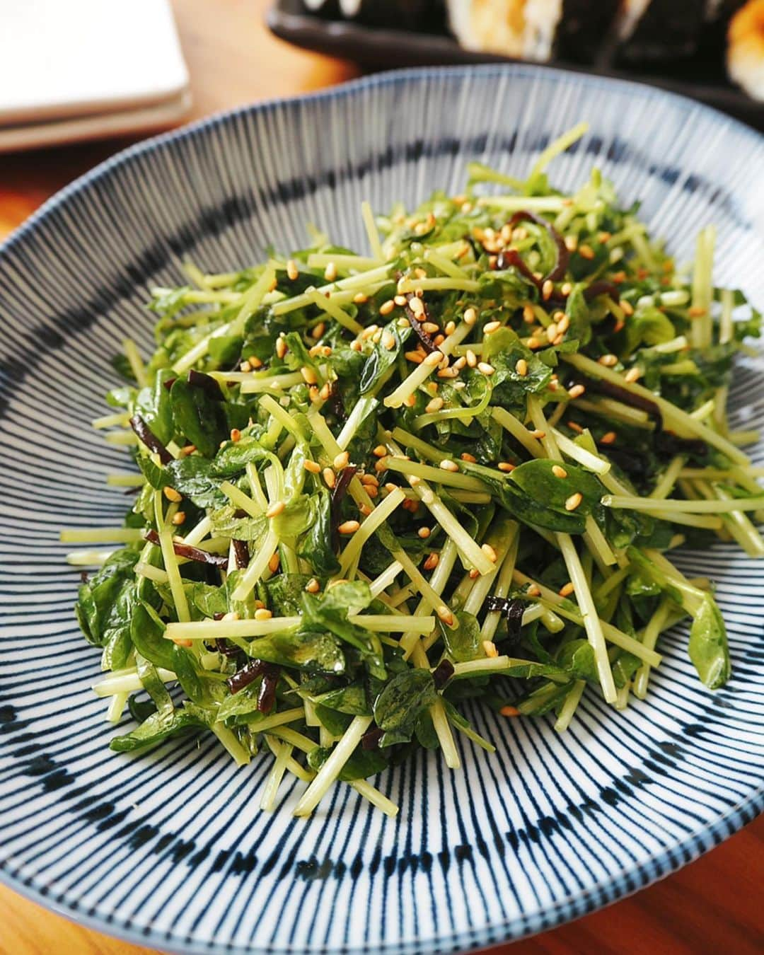 吉野千穂さんのインスタグラム写真 - (吉野千穂Instagram)「千穂飯レシピ🌿 『無限豆苗！豆苗とえごまの塩昆布あえ』  無限シリーズはたくさんありますが、ぜひこれも無限シリーズに入れてほしい✨ ぺろりと豆苗1パック食べられます！ 豆苗とえごまの風味が鼻に抜けて、塩昆布の旨味と塩気によく合います☺️  🌱大葉の仲間のえごまは見た目も大葉によく似ています。 β-カロテンやビタミンC、Eといった抗酸化力の高い栄養素が豊富で、免疫力アップ、美肌、アンチエイジングに効果的です。スーパーで購入できます。  🌱2人分/5分  🌱材料 豆苗　1パック えごまの葉　5枚 塩昆布　ひとつまみ(10g) 白いりごま　好きなだけ  ごま油　大さじ1 塩　少々(なくてもOK)  ①材料を切る ・豆苗は根本を切り落とし3等分に切る ・えごま軸を切り落とし、手前から巻いて千切りにする  ②あえる ボウルにすべて材料を入れてあえる  すぐに食べるとシャキシャキ食感！ 作ってから食べるまで時間が長いとしんなりしすぎてしまうのでお気をつけください♪ * * #豆苗#豆苗レシピ#えごま#塩昆布#無限豆苗#無限シリーズ#簡単レシピ#作り置き#作り置きレシピ#常備菜#千穂飯#管理栄養士ごはん#管理栄養士#吉野千穂#おうちごはん#毎日ごはん#朝ごはん#お昼ごはん#晩ごはん#今日のごはん#おうち居酒屋#おつまみ#おつまみレシピ#フードスタイリスト」9月10日 16時50分 - chiho_yoshino