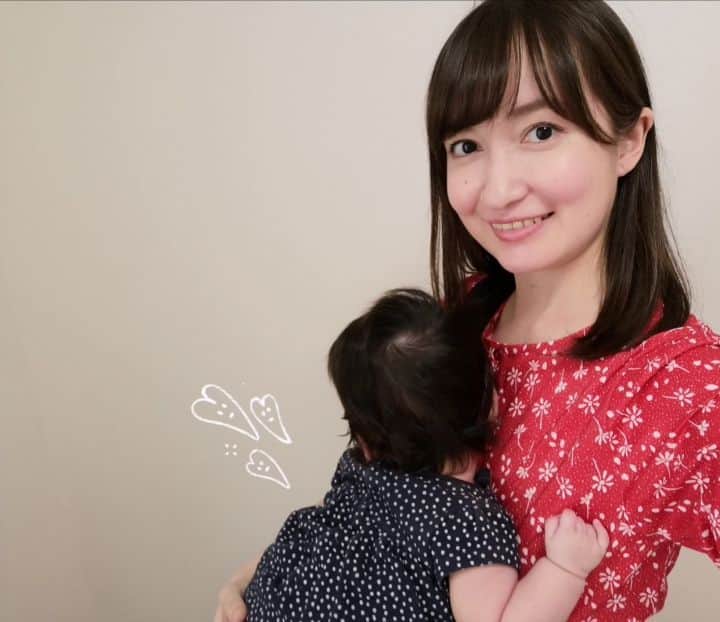 白井珠希のインスタグラム：「* * 本日、無事に歳を重ねることができました！ 娘がいる、初めての誕生日。 なんとも不思議で、そしてとっても幸せです😌💗 誕生日って本当に特別な日なんだなぁって、あらためて実感しています。 この子と一緒に歩めるこれからの人生が、とても楽しみだ！ 🌟 * * #20200910 #誕生日 #happybirthday #babyphotography #2020baby #2020_spring_baby部 #ベビスタグラム #育児 #0歳児 #instababy #赤ちゃんのいる暮らし#赤ちゃんのいる生活 #令和2年ベビー #子育て #子育てぐらむ #ママファッション #ママコーデ #プチバトー #petitbateau #geera #ワンピース」