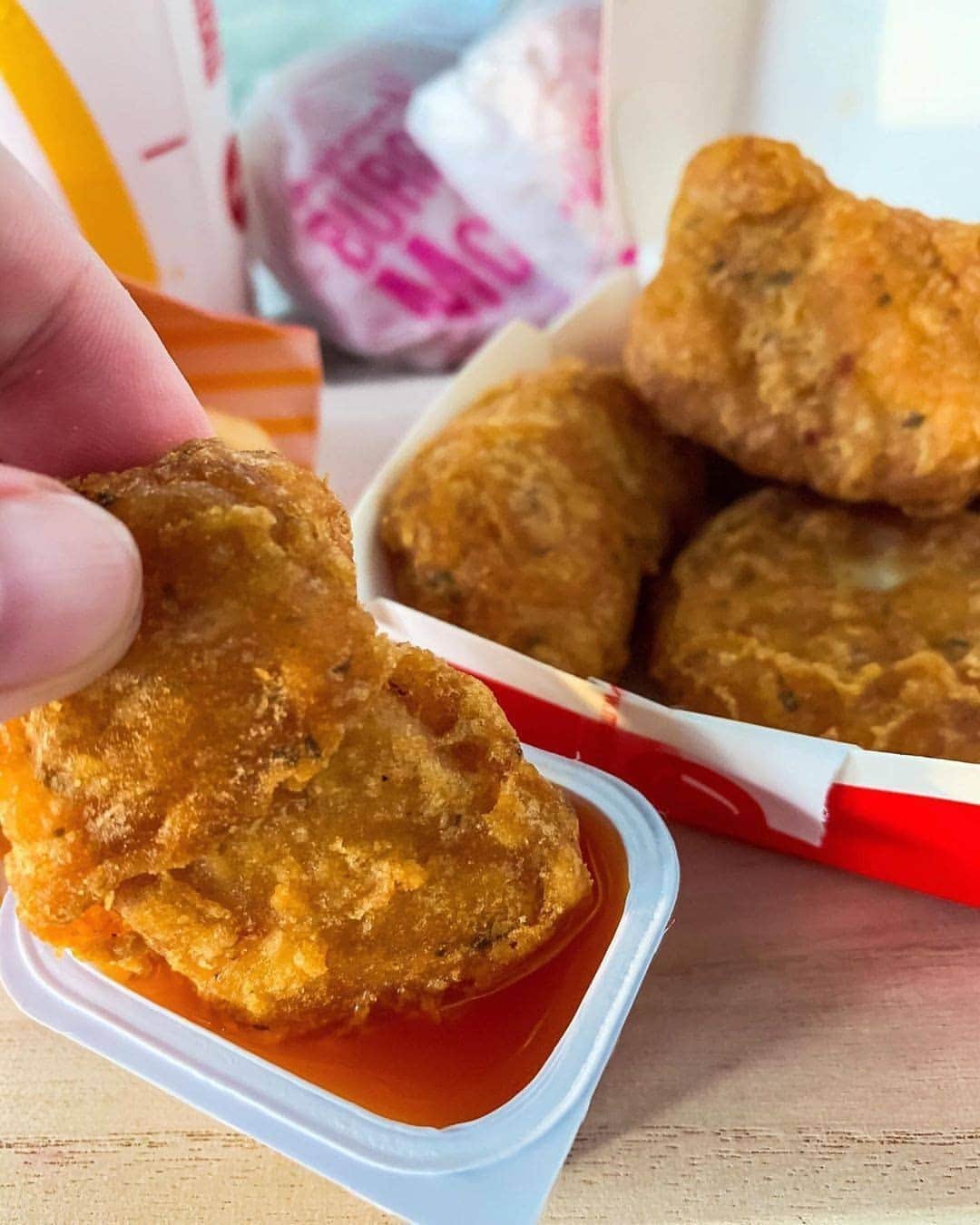 のインスタグラム：「Already thinking about dinner? We've got you covered! Grab some Spicy McNuggets tonight and pair it with a Strawberry McDo Shake!  Order now via the McDelivery PH App, website, or McDo Messenger. 😉  Photo by: @bellyhungry.siopau」