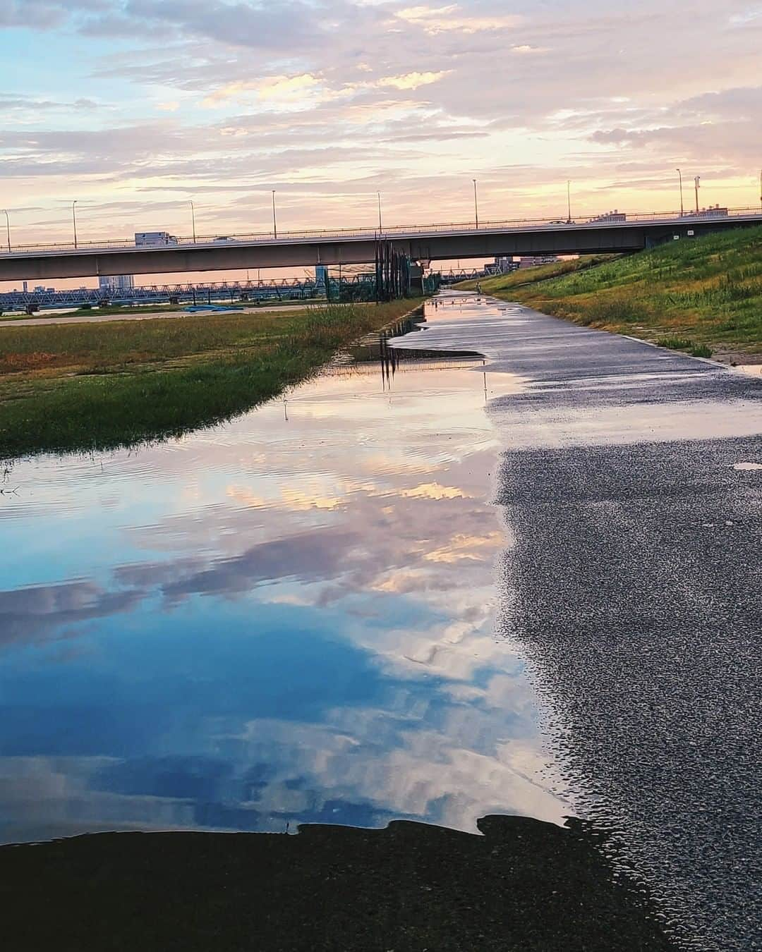 Galaxy Mobile Japanさんのインスタグラム写真 - (Galaxy Mobile JapanInstagram)「雨上がりの夕暮れ空を見ていると、エモーショナルな気分に…😳 📸#GalaxyS20Plus 5G #withGalaxy Photo by @t.1972  ・ ・ ・ #Galaxy5G #GalaxyS20 #ギャラクシーS20 #ギャラクシー #雨上がり #水たまり #水溜まり #夕暮れ #夕暮れ時 #夕暮れの空 #夏の夕暮れ #夏の終わり #夏が好き #夏の思い出 #散歩の途中 #リフレクション #スマホカメラ #スマホ写真 #スマホ撮影 #スマホ撮り #スマホ越しの私の世界 #reflection ・ Galaxy で撮った写真は「#Galaxyカメラ部」をつけて投稿してね！ @galaxymobilejp で紹介されるかも✨」9月10日 17時00分 - samsungjpn