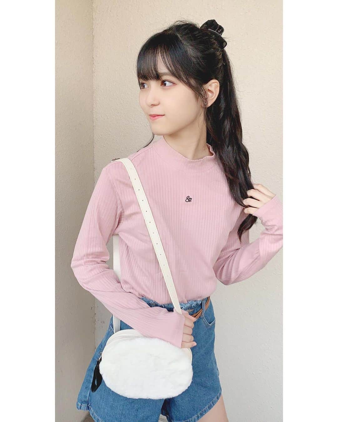 上原ゆなのインスタグラム：「﻿ ﻿ GUの『リブT』『デニムショートパンツ』﻿ 『2wayフェイクファーバッグ』♡﻿ ﻿ ﻿ 今回はオールGUコーデです❣️﻿ ふわふわのバッグが可愛い☺️💕﻿ ﻿ ﻿ ﻿ ﻿ #AND24LOVELY﻿ #アンラブ﻿ #gu_for_all﻿ #gu_global﻿ #GUstyle﻿ #gupr﻿ #リブT﻿ #デニムショートパンツ﻿ #2wayフェイクファーバッグ﻿ ﻿ ﻿ ﻿ @gu_for_all﻿」